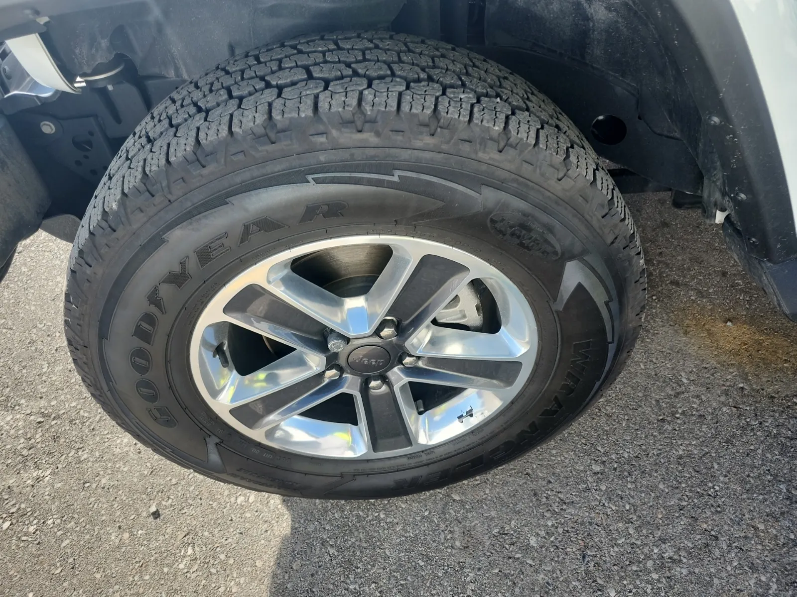 Front driver wheel/tire photo