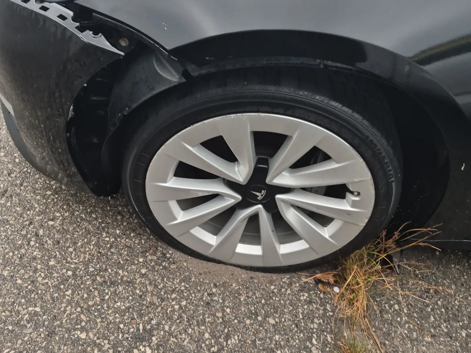 Front driver wheel/tire photo