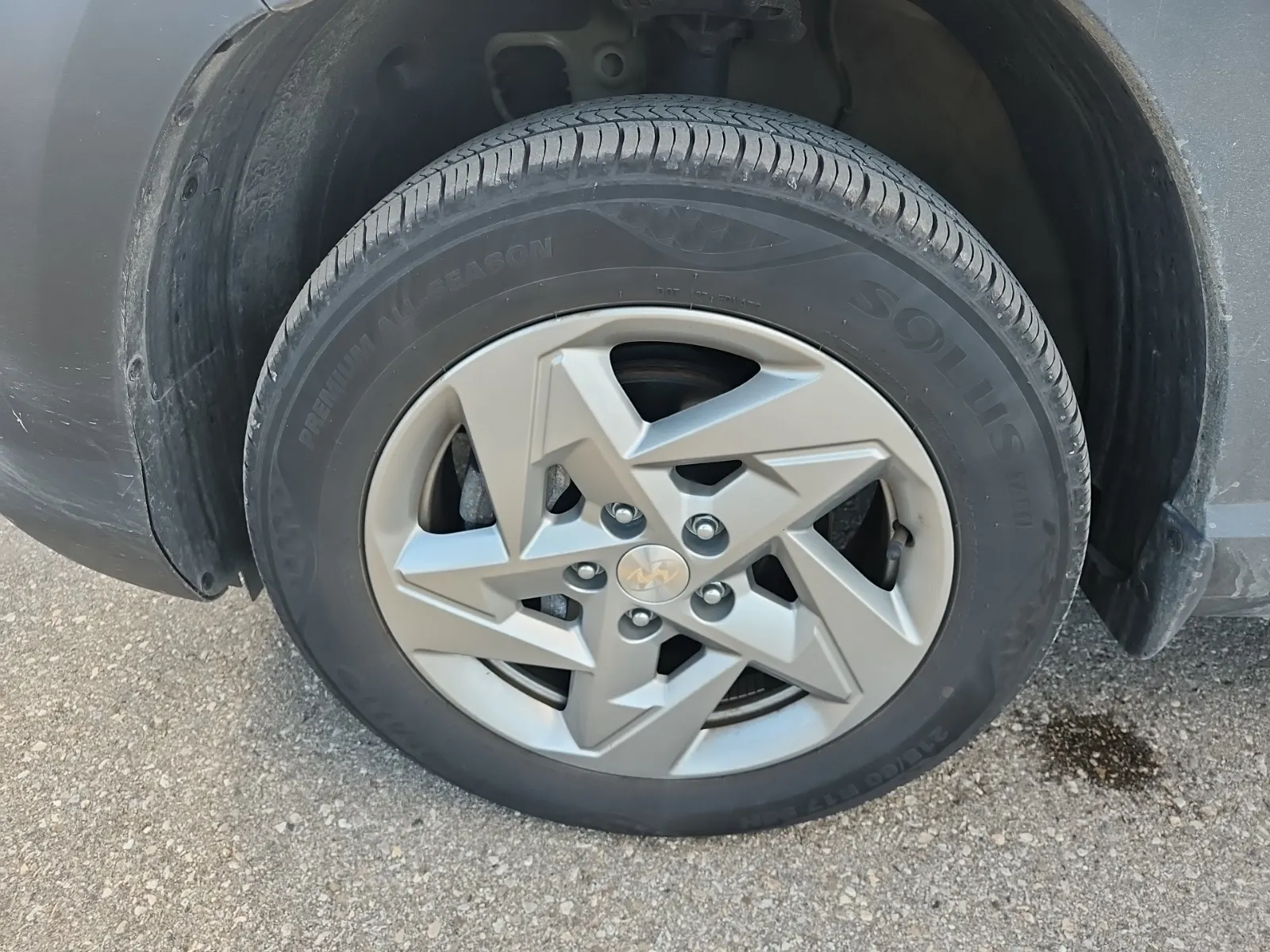 Front driver wheel/tire photo