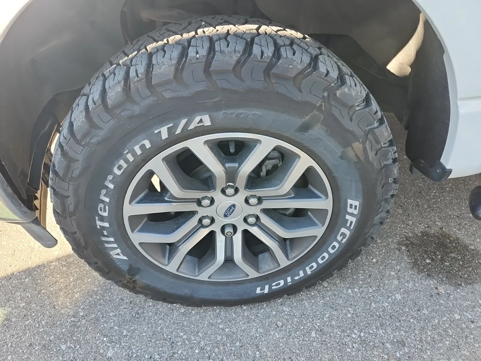 Front driver wheel/tire photo