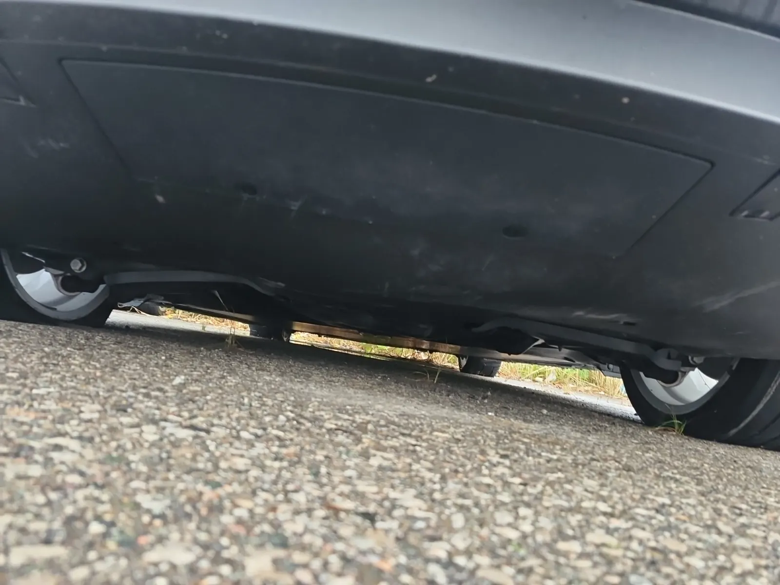 Undercarriage - Rear Photo