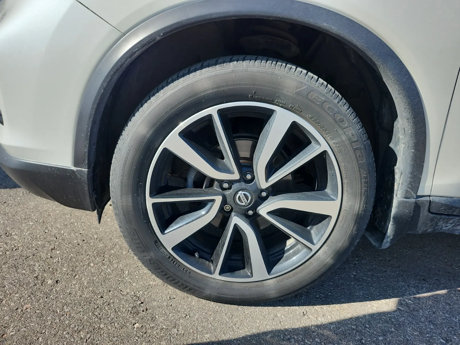 Front driver wheel/tire photo