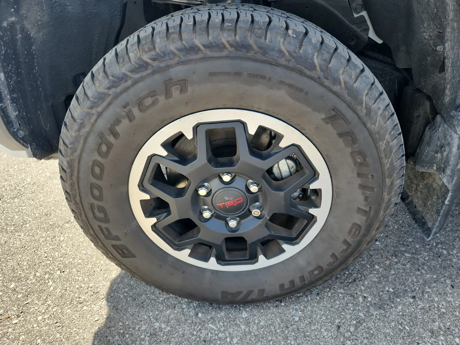 Front driver wheel/tire photo