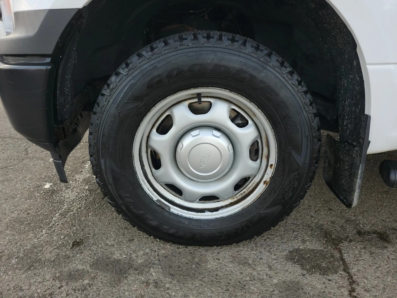 Front driver wheel/tire photo