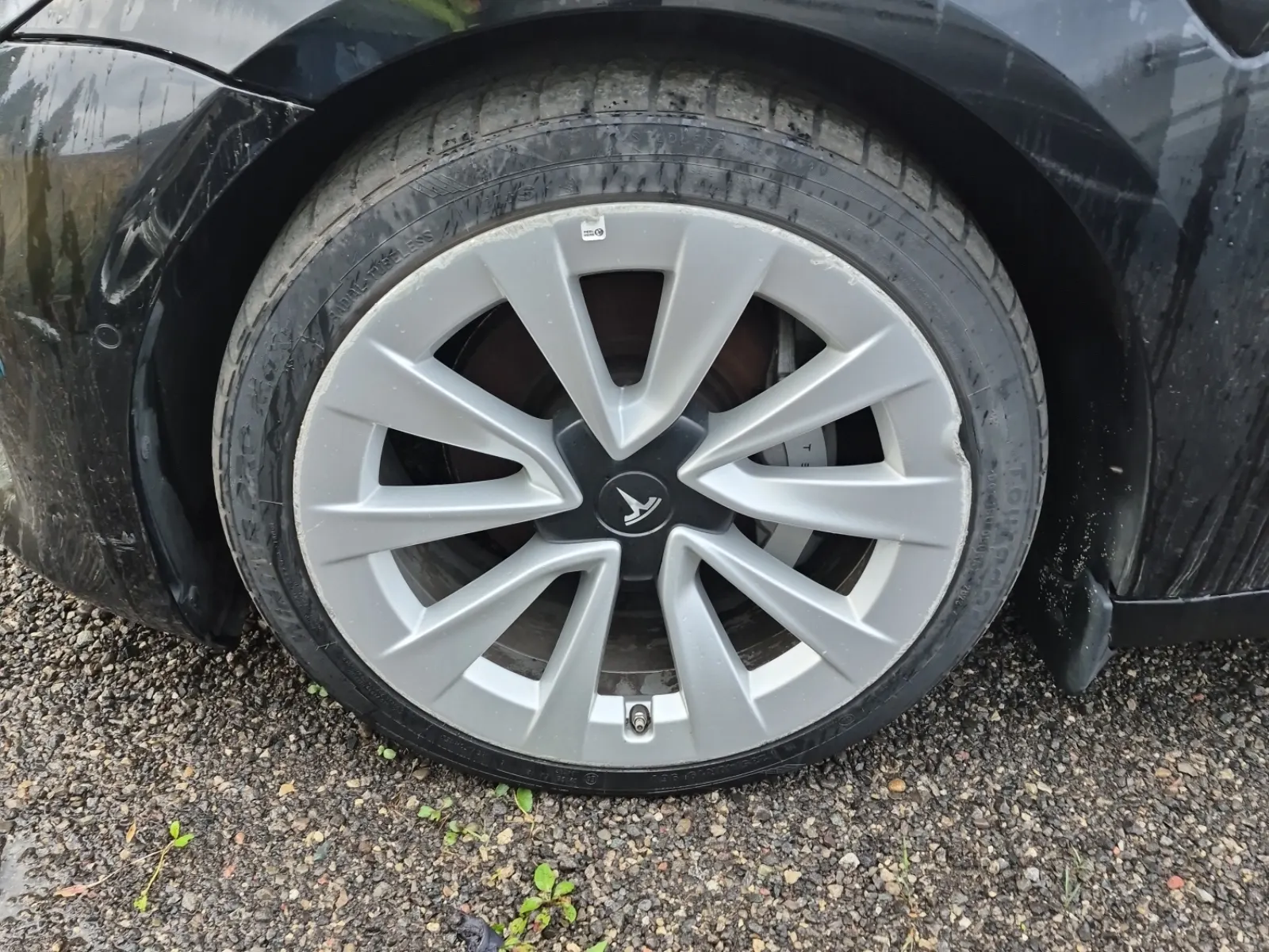 Front driver wheel/tire photo