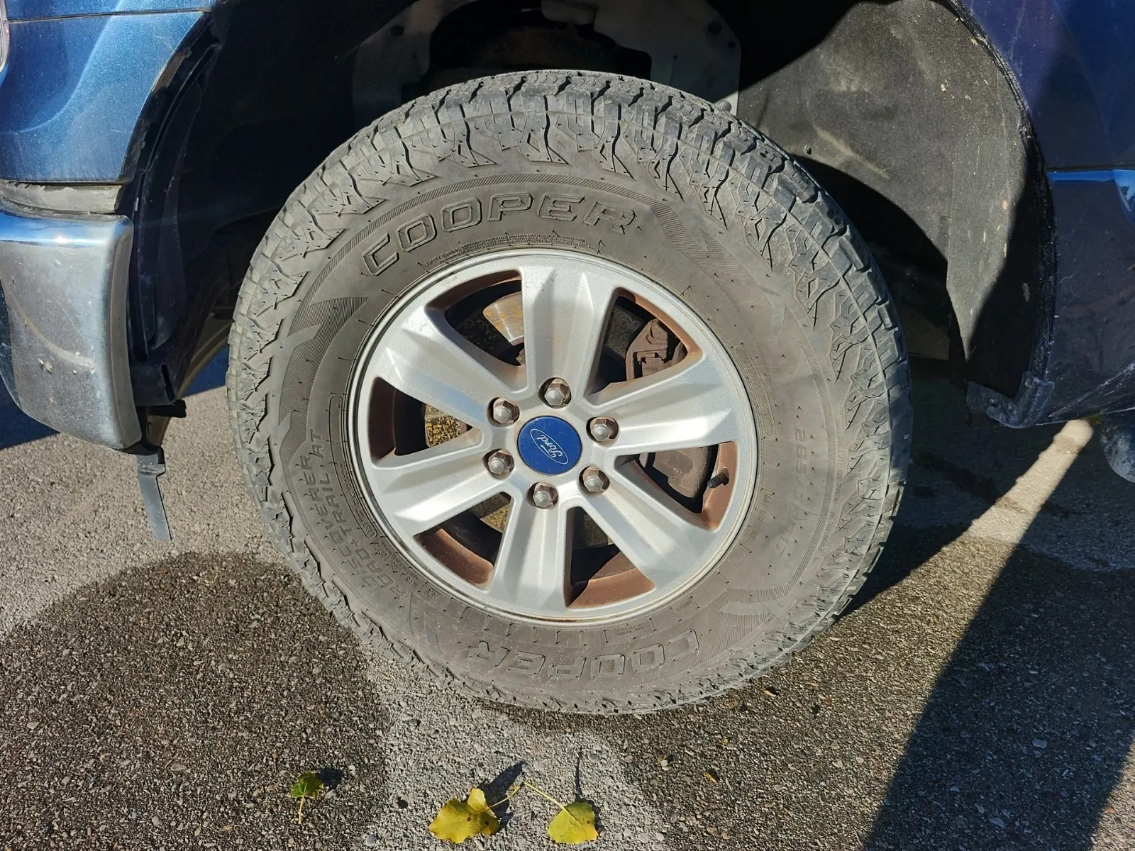 Front driver wheel/tire photo
