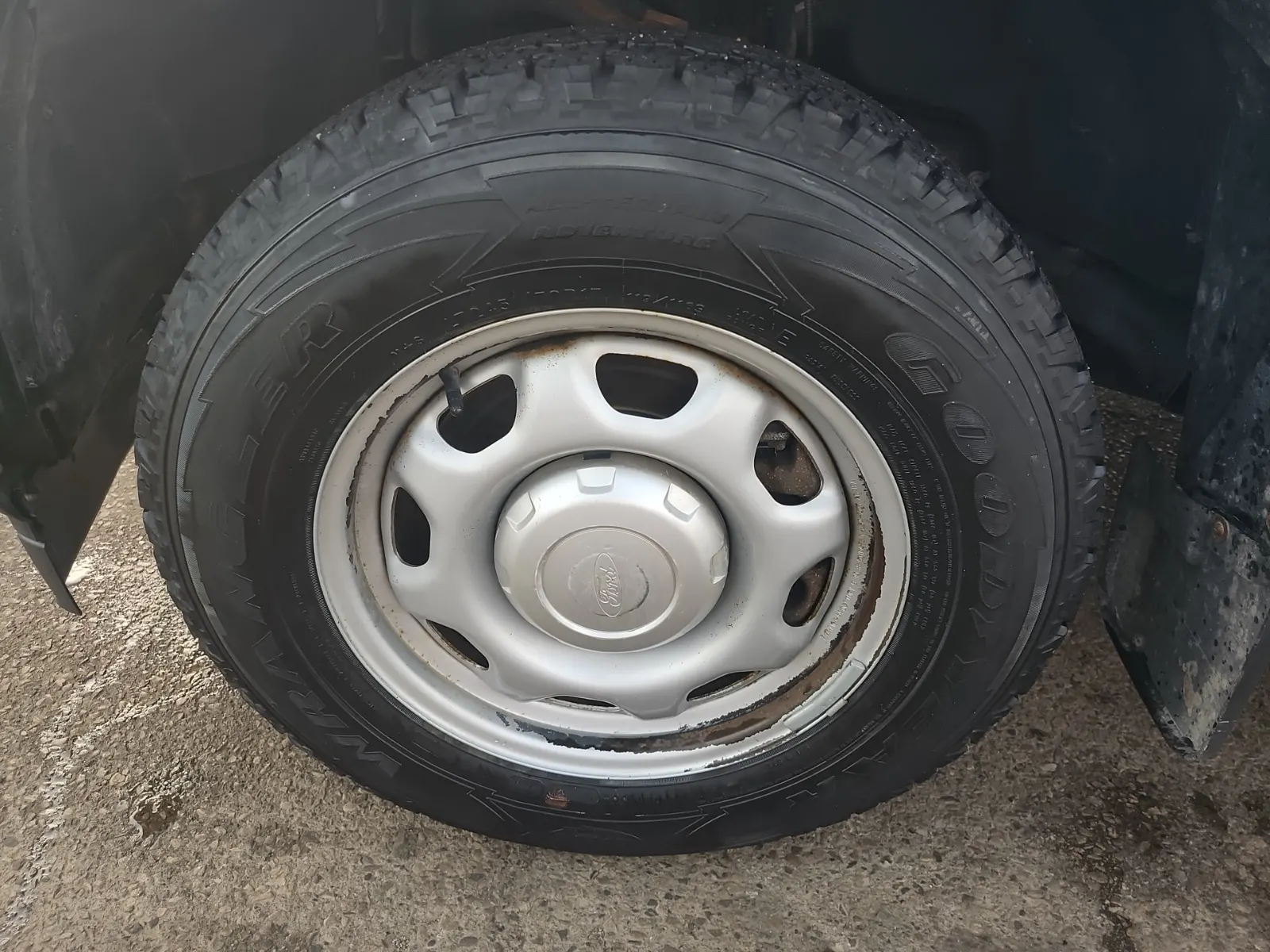 Front driver wheel/tire photo