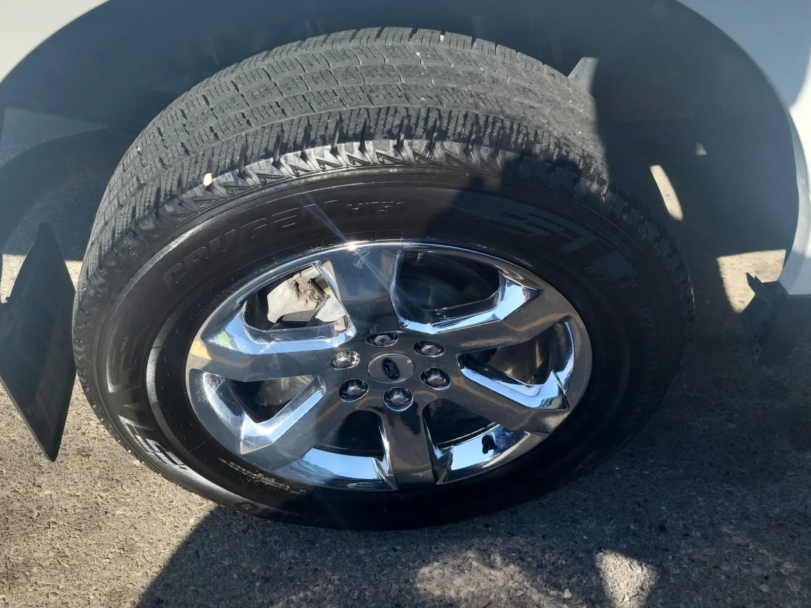 Right Rear Wheel/Tire Photo