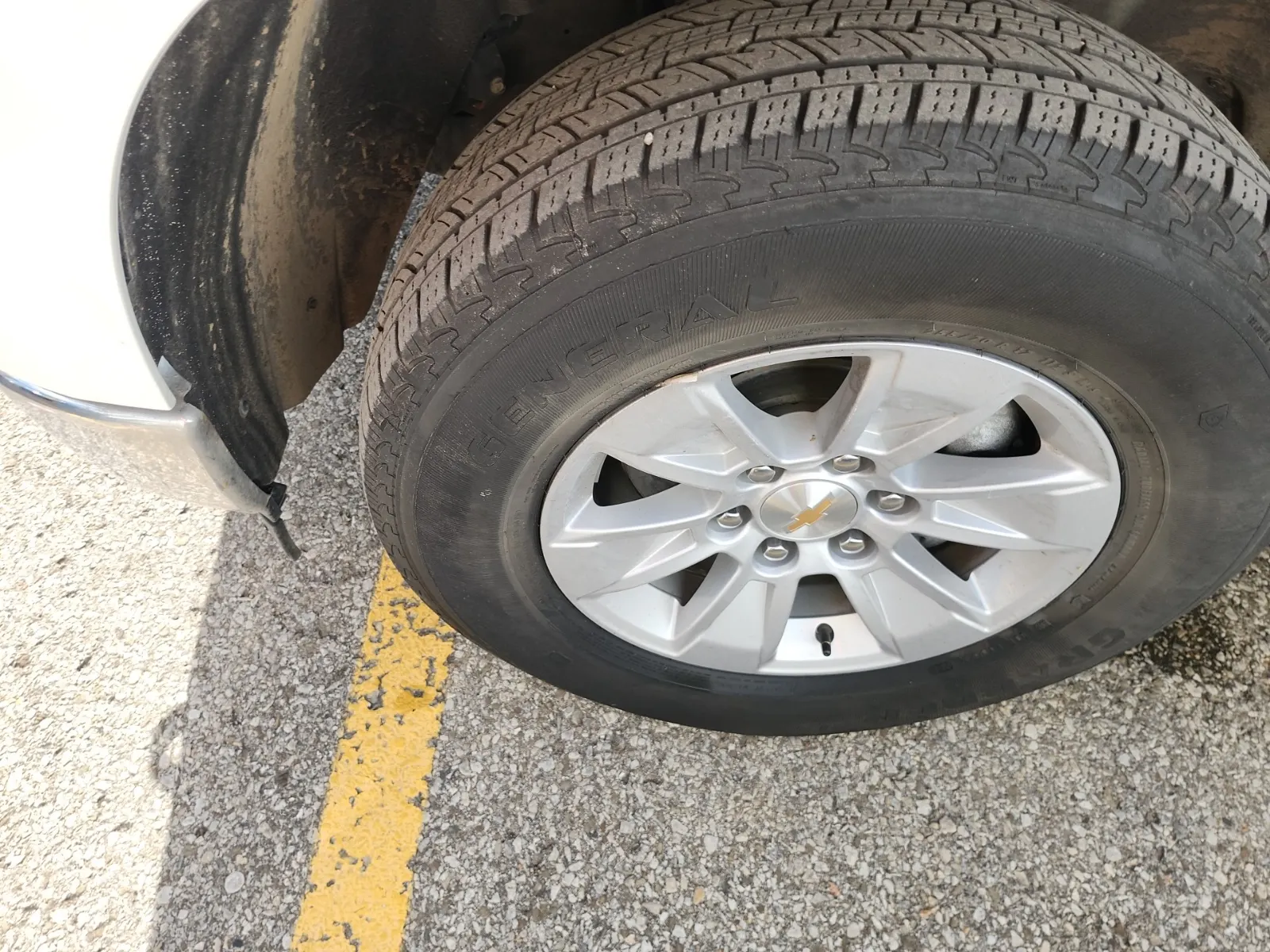 Front driver wheel/tire photo