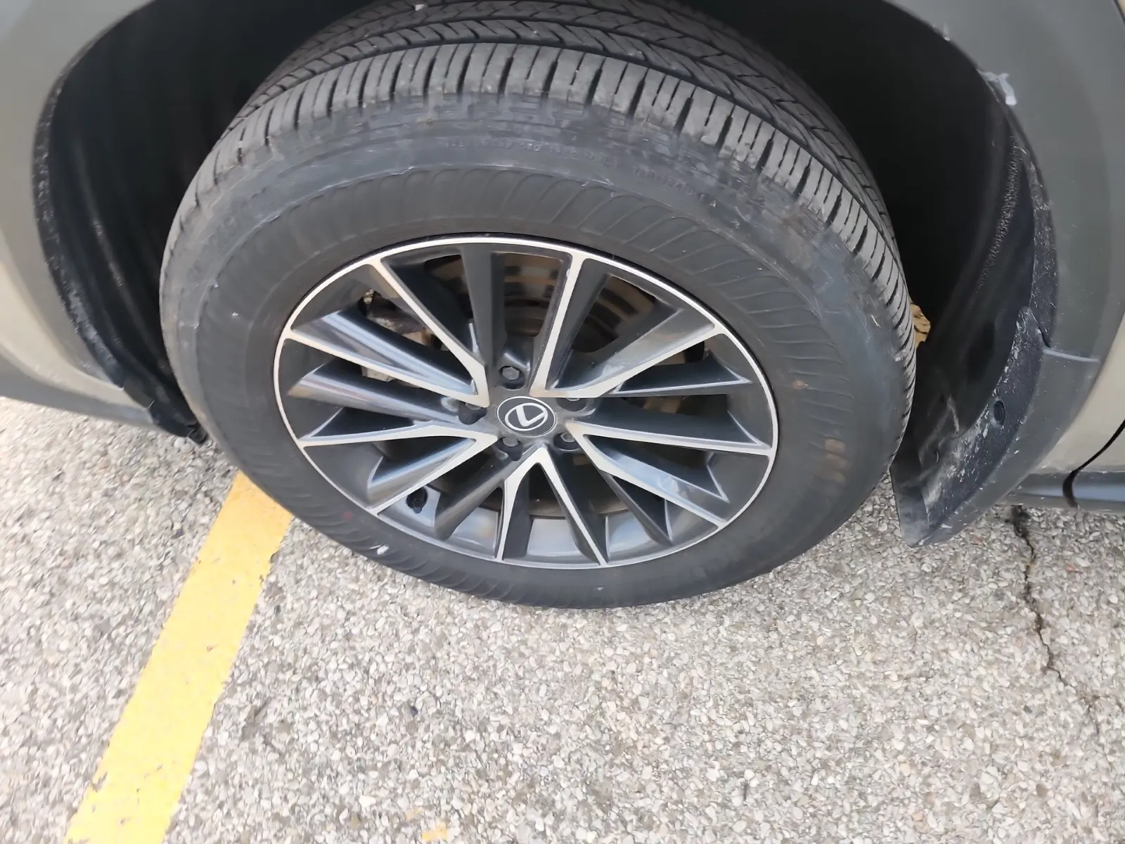Front driver wheel/tire photo