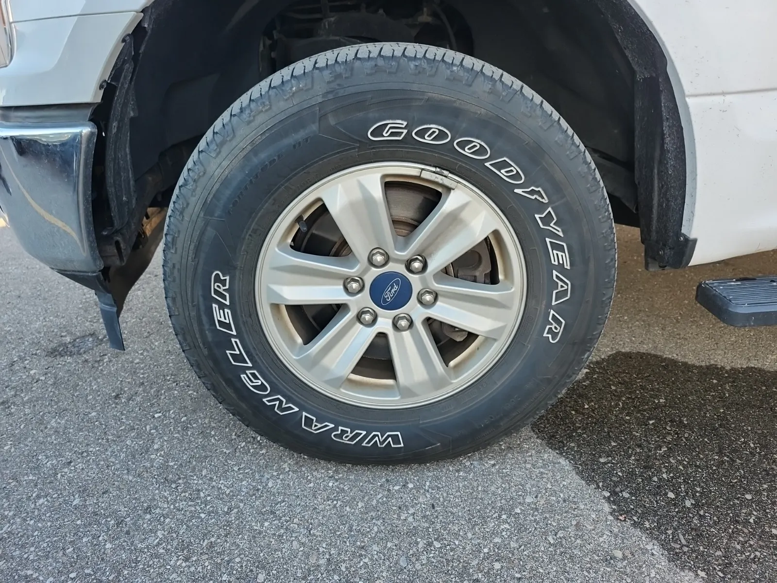Front driver wheel/tire photo