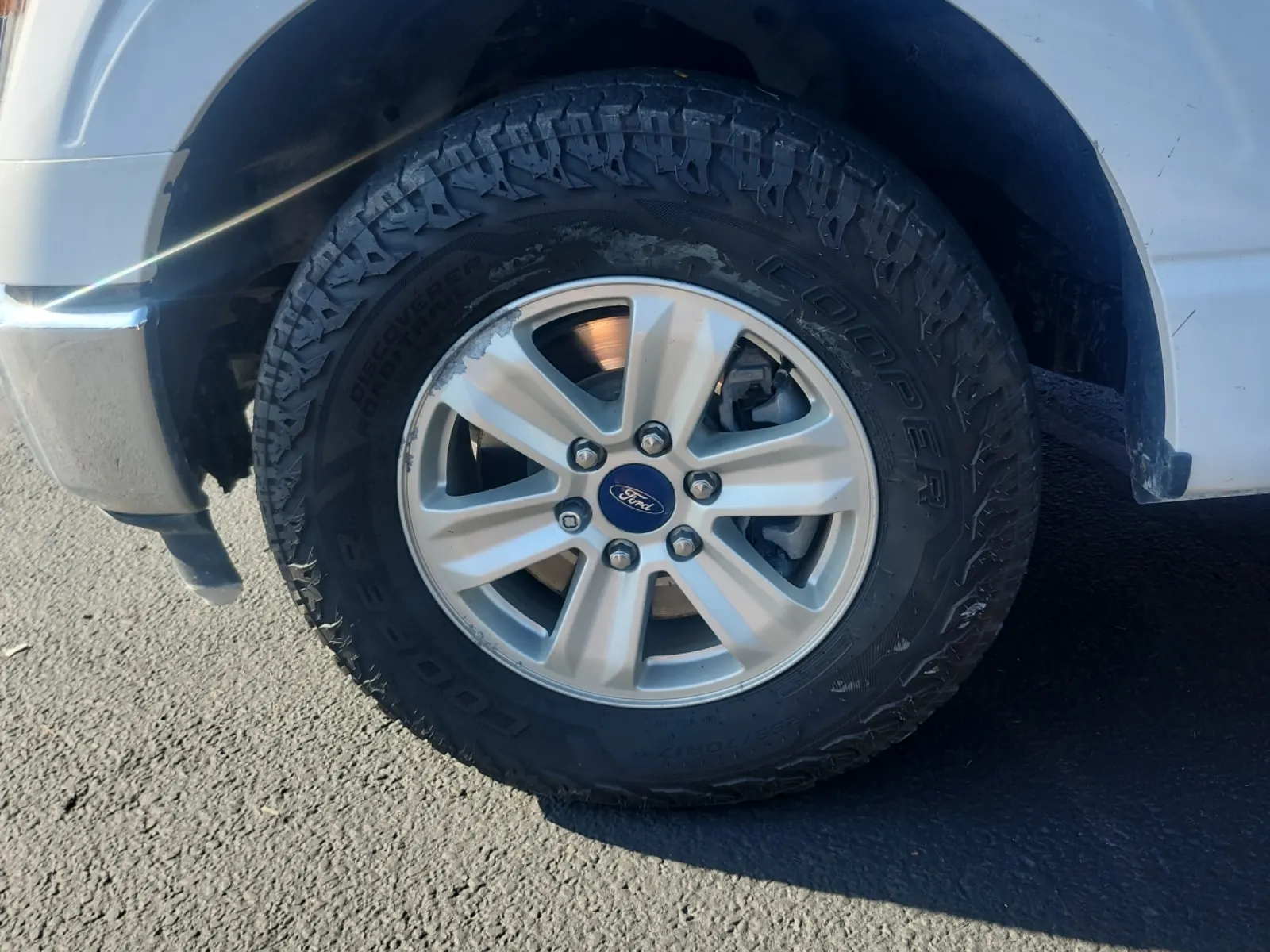 Front driver wheel/tire photo
