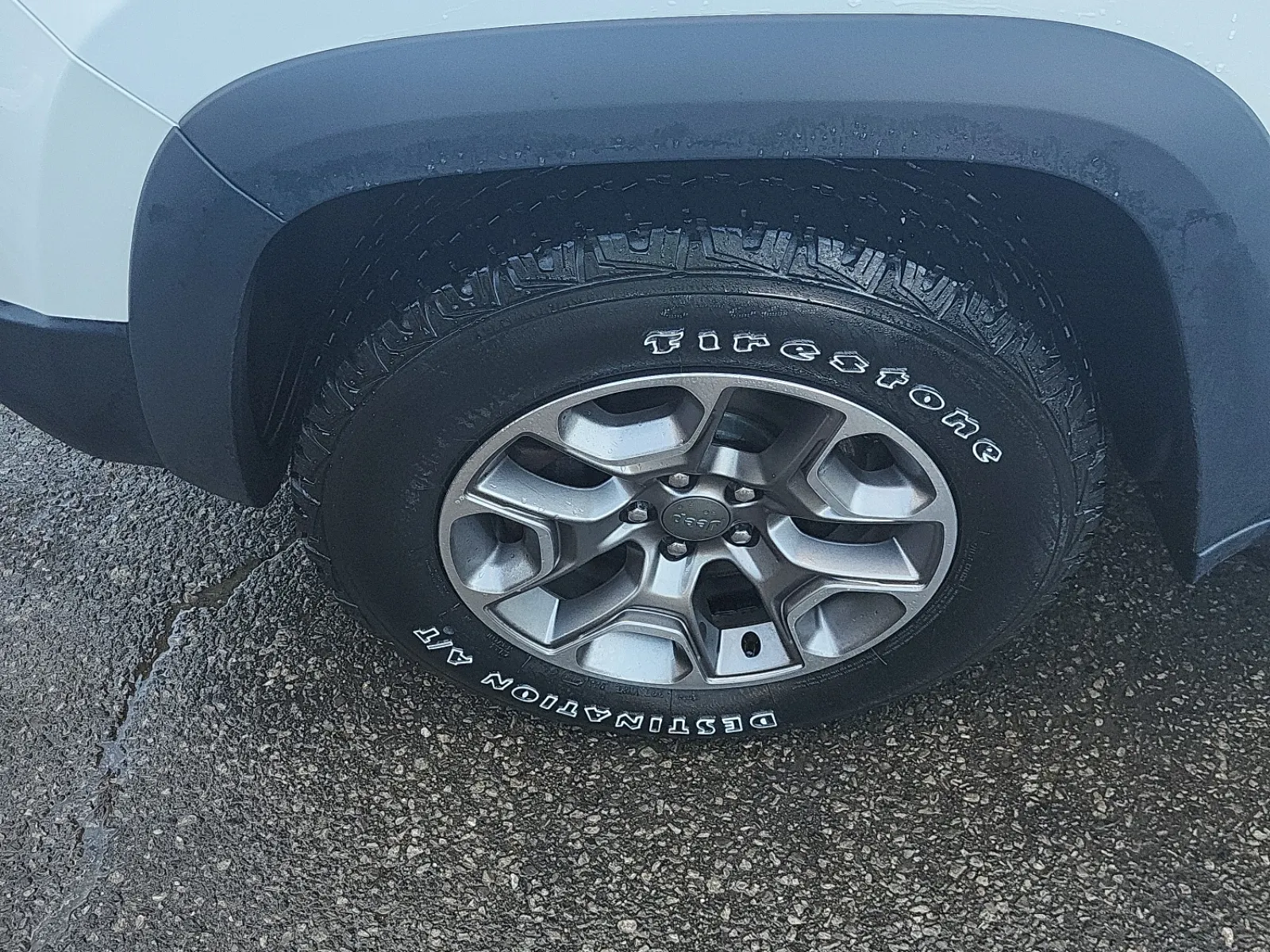 Front driver wheel/tire photo