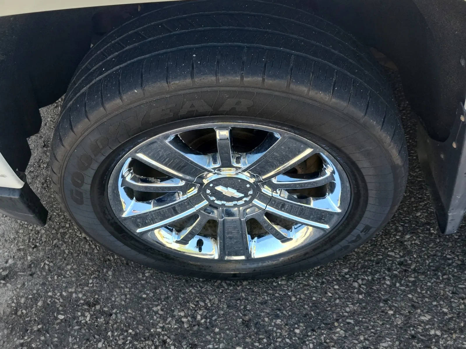 Front driver wheel/tire photo