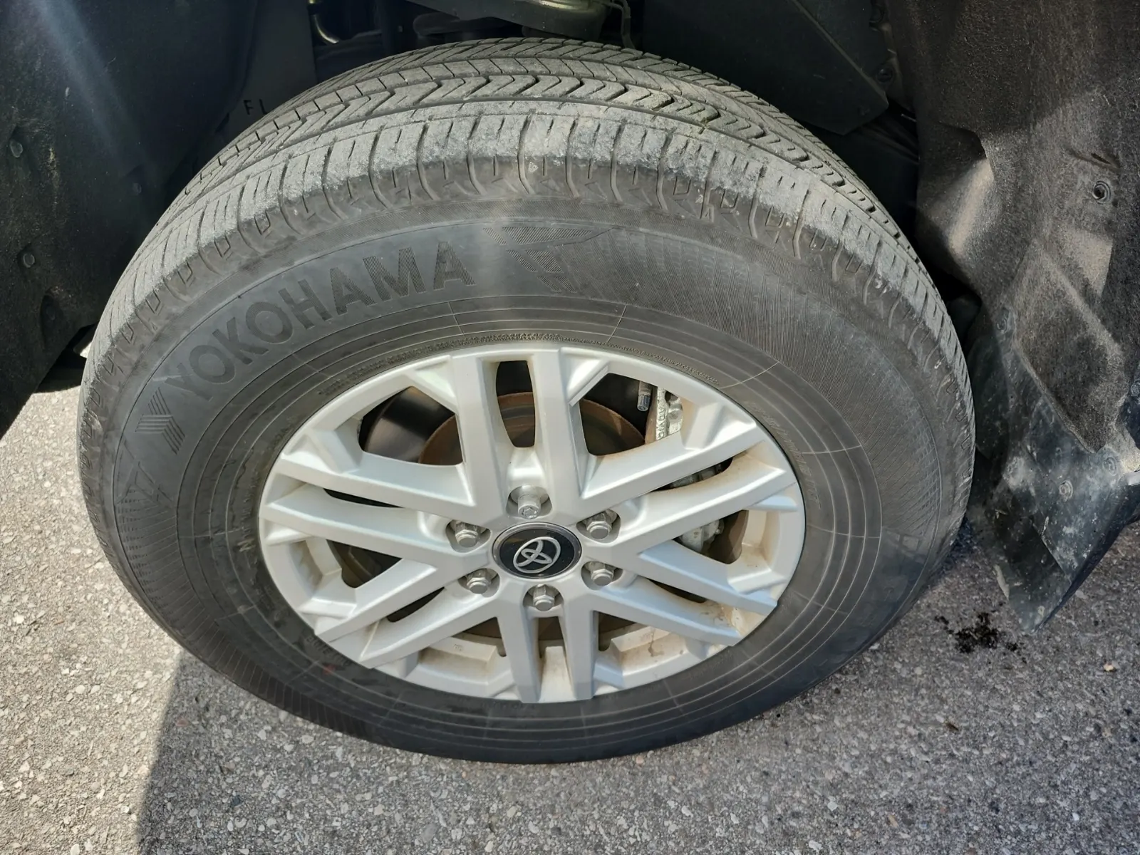 Front driver wheel/tire photo