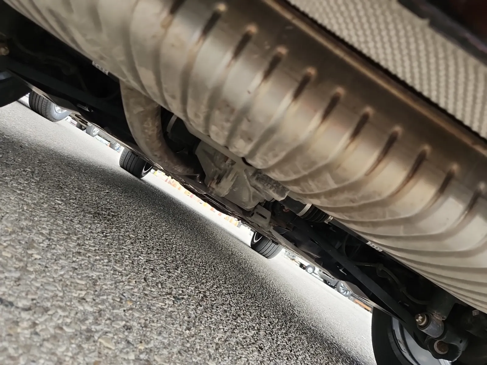 Undercarriage - Rear Photo