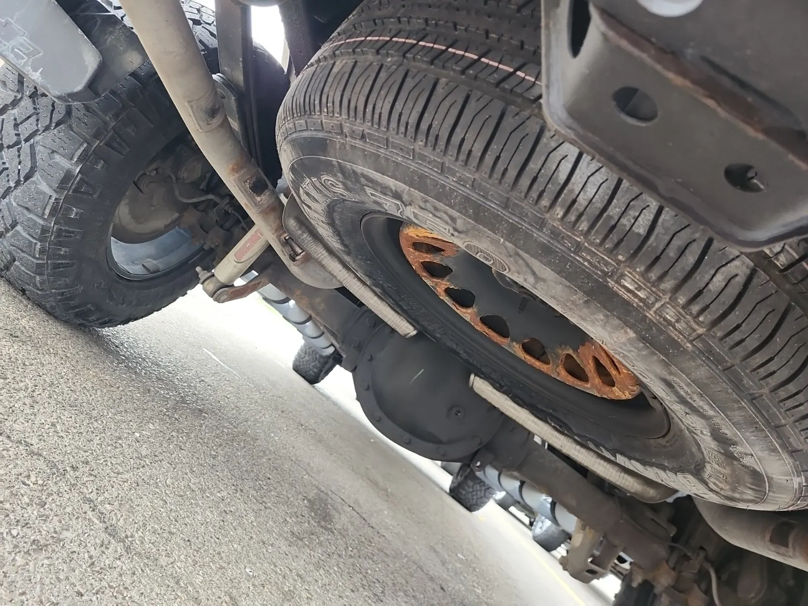 Undercarriage - Rear Photo