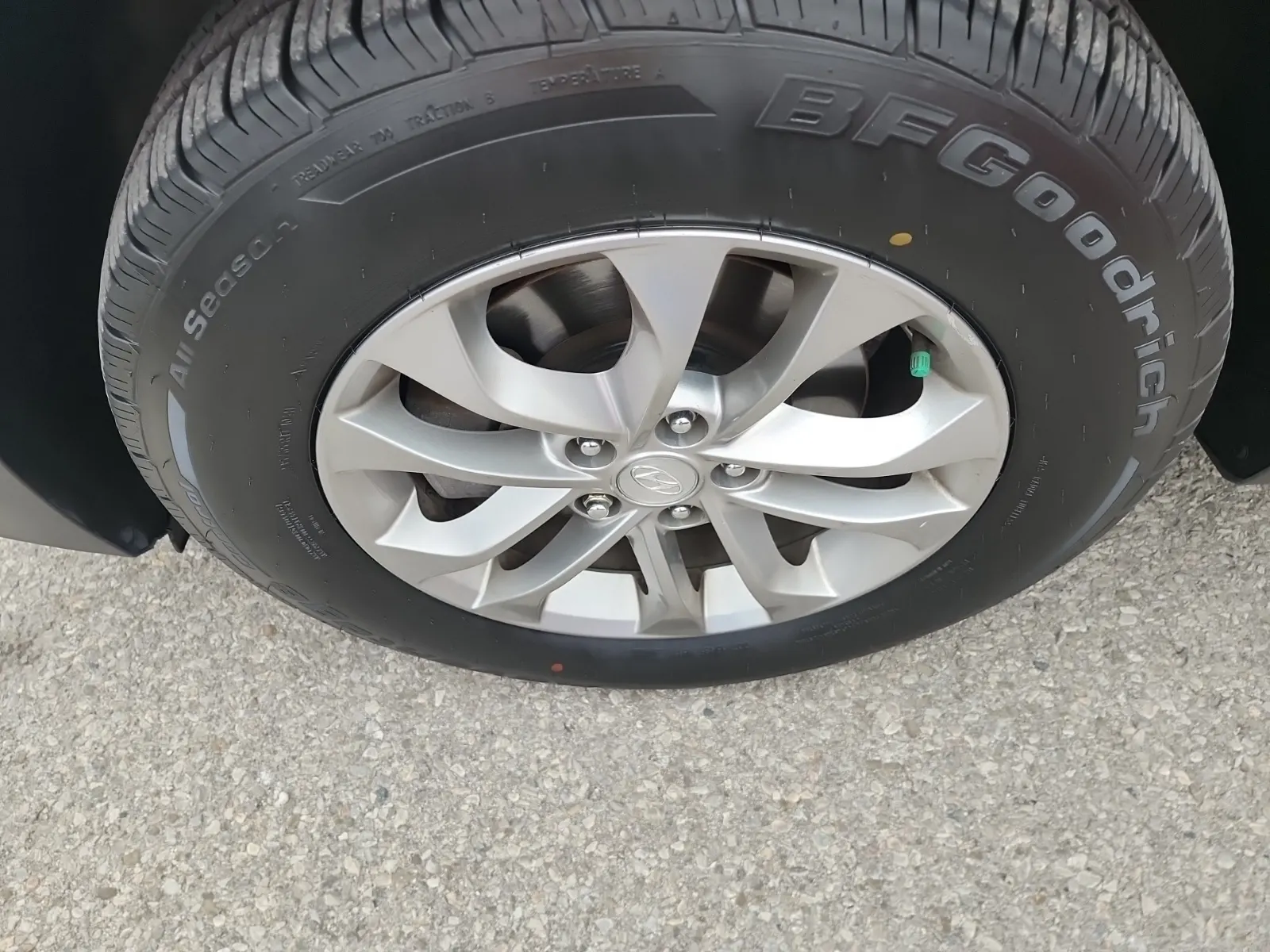 Front driver wheel/tire photo