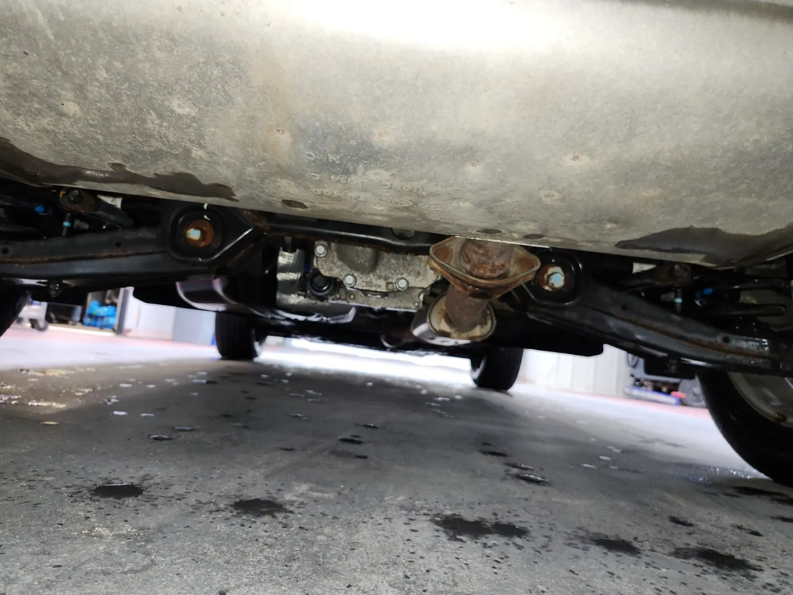 Undercarriage - Rear Photo
