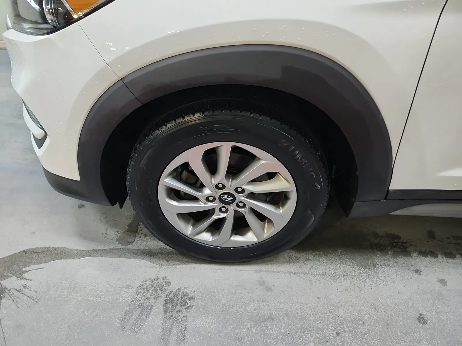 Front driver wheel/tire photo