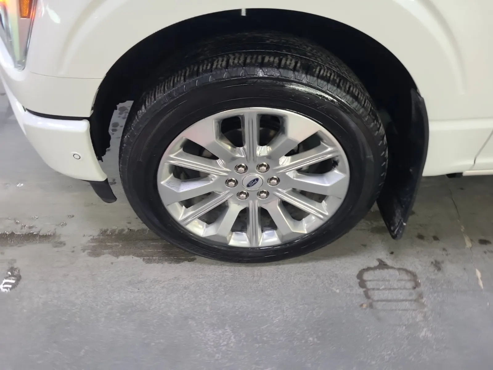 Front driver wheel/tire photo