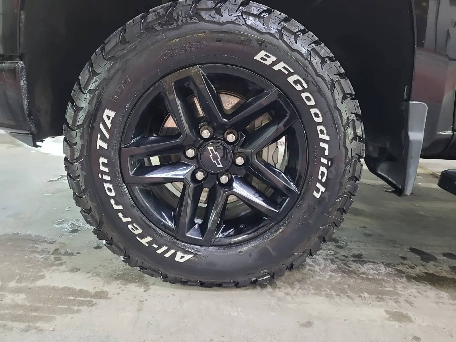 Front driver wheel/tire photo