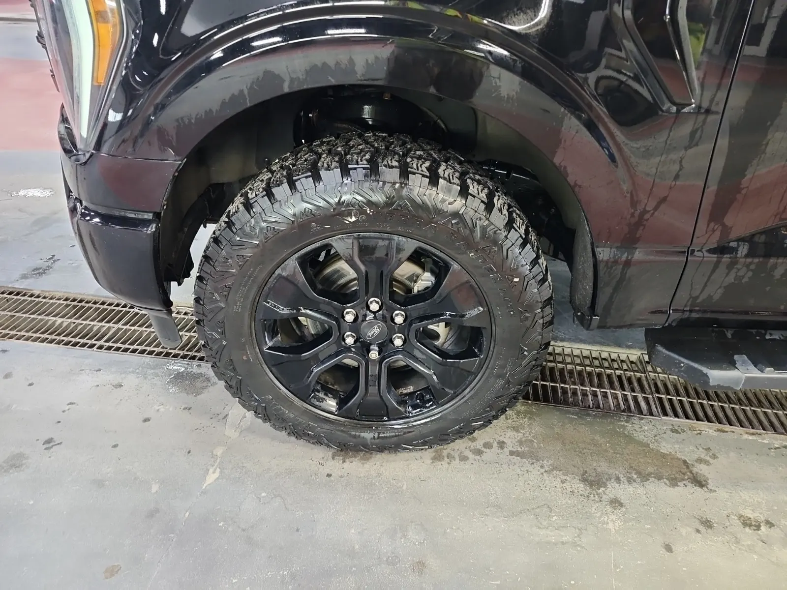 Front driver wheel/tire photo