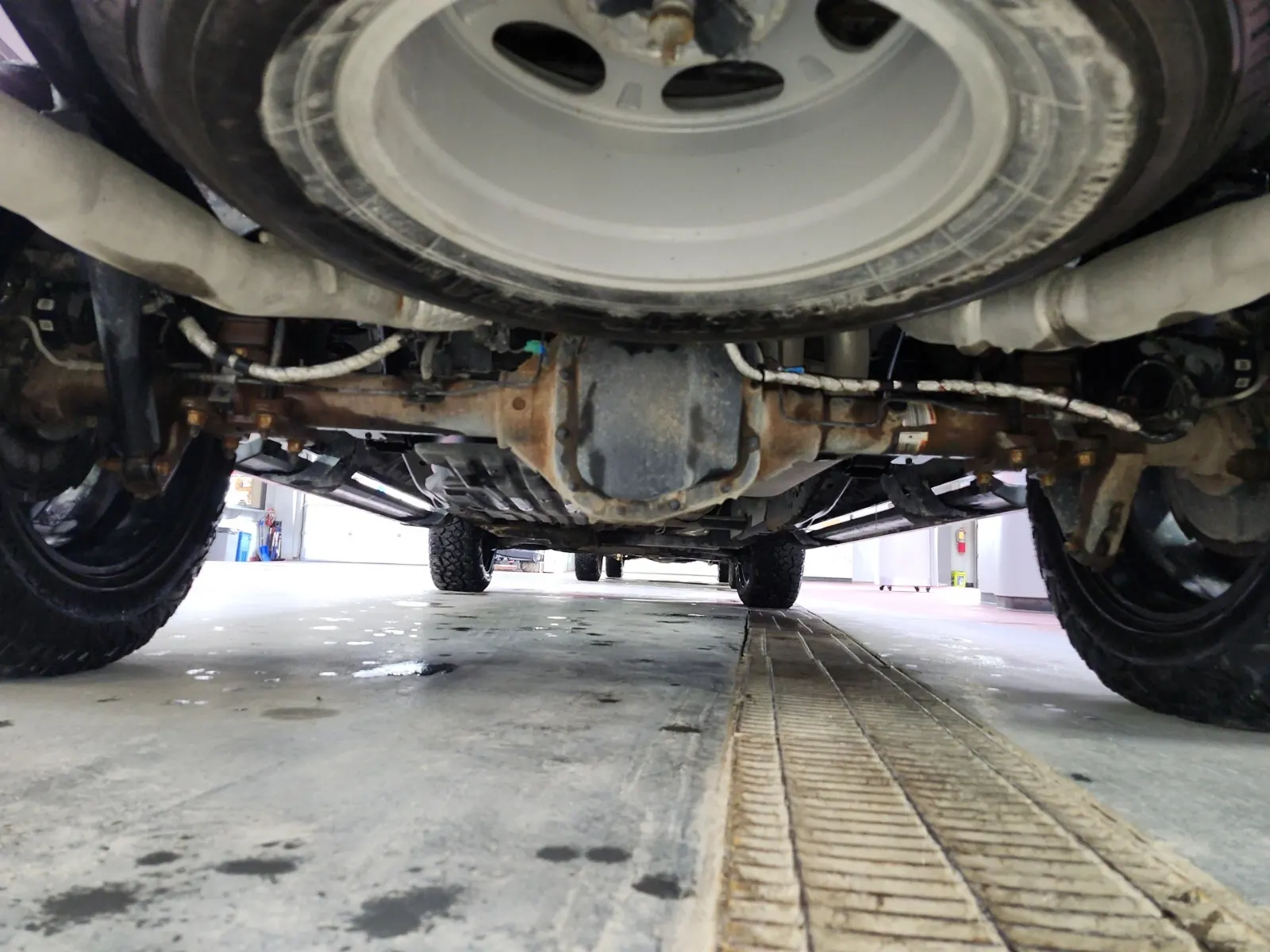 Undercarriage - Rear Photo