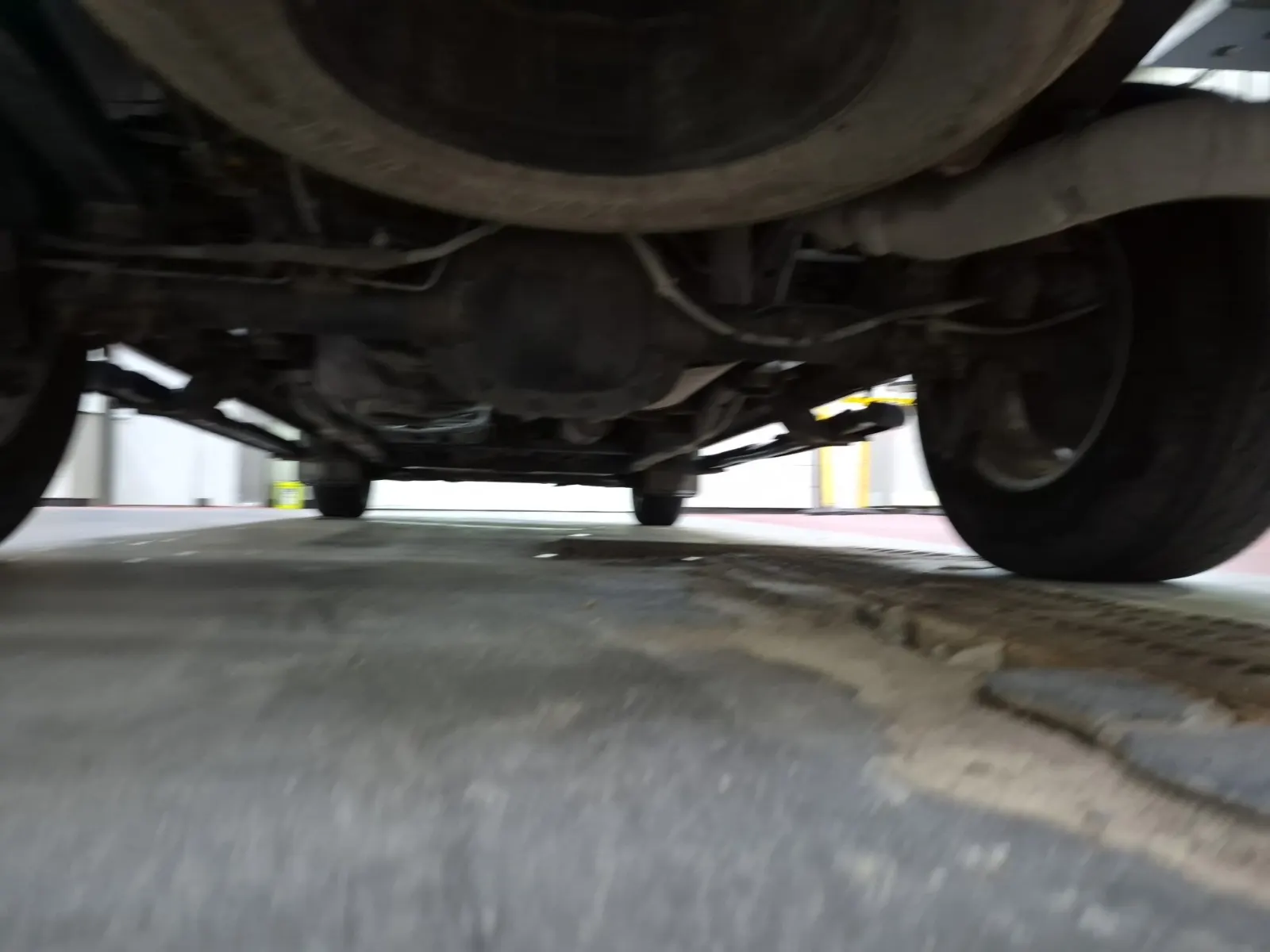 Undercarriage - Rear Photo