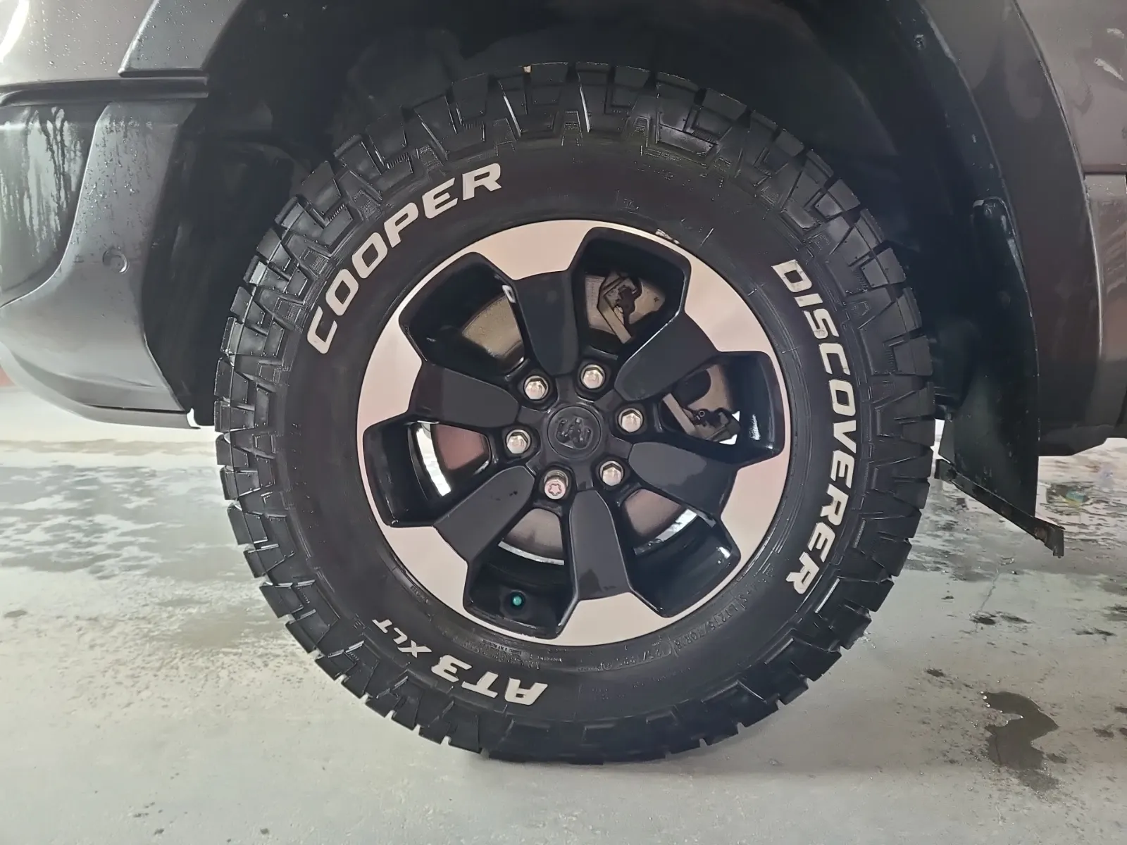 Front driver wheel/tire photo