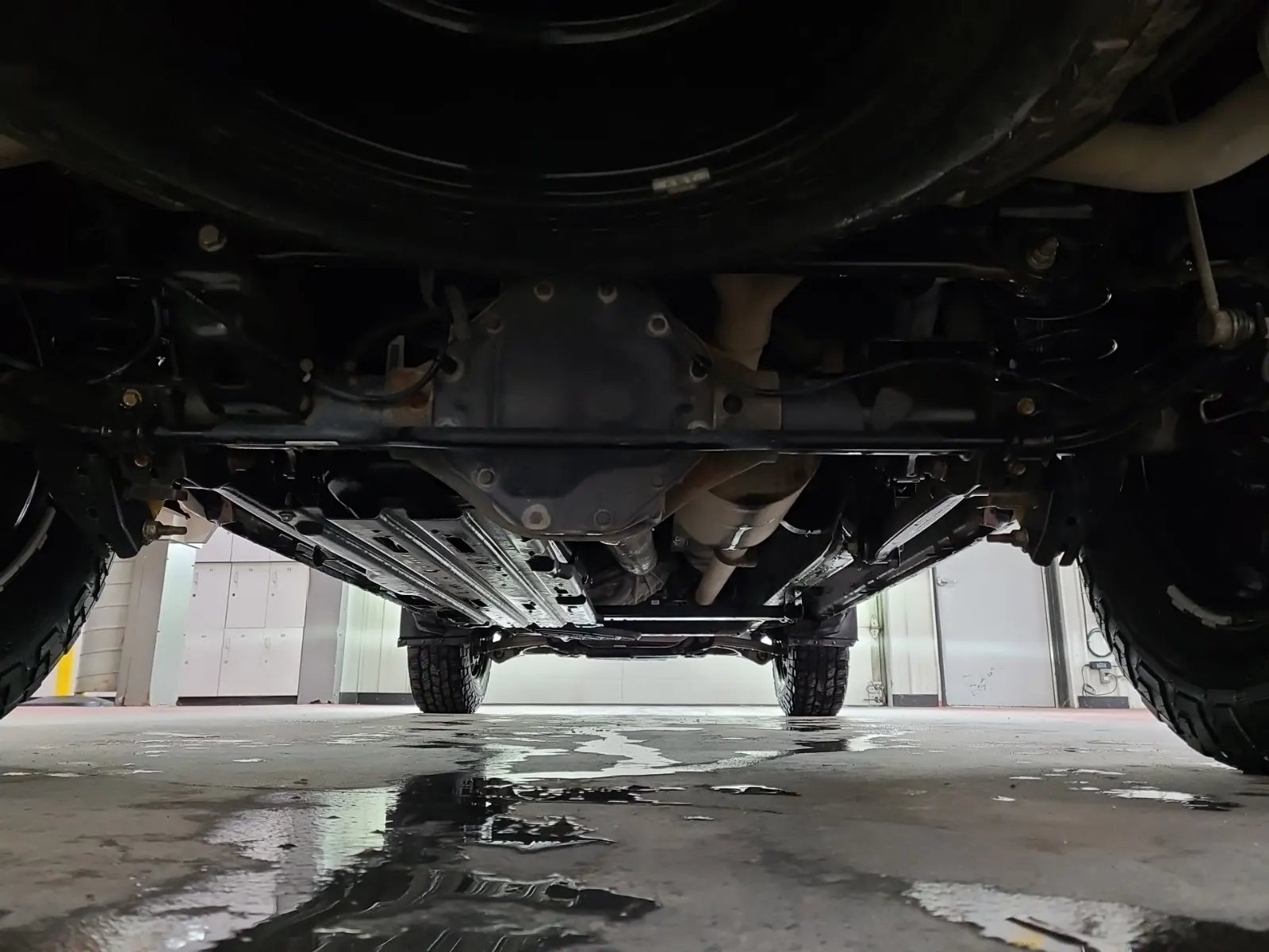 Undercarriage - Rear Photo