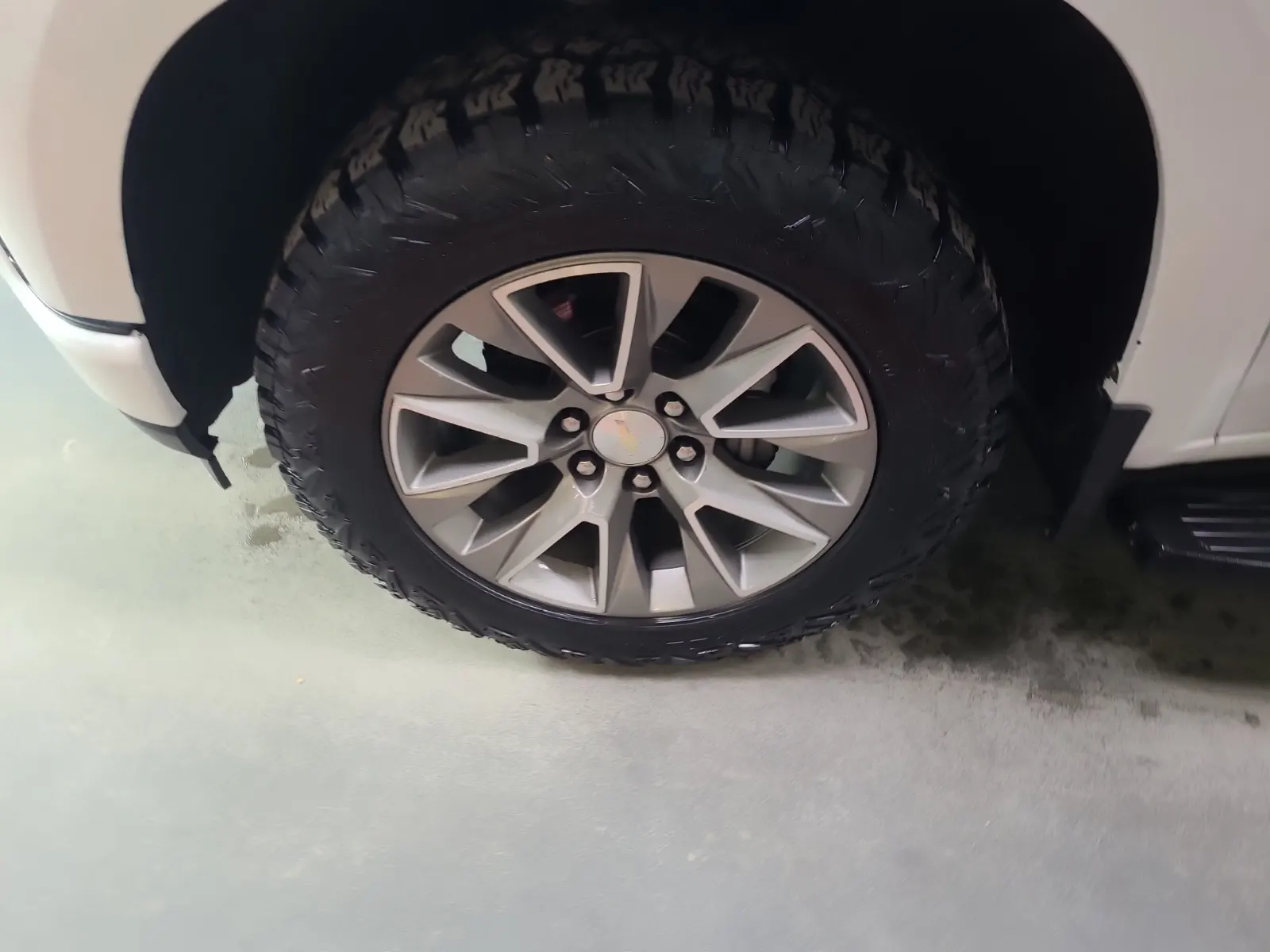 Front driver wheel/tire photo