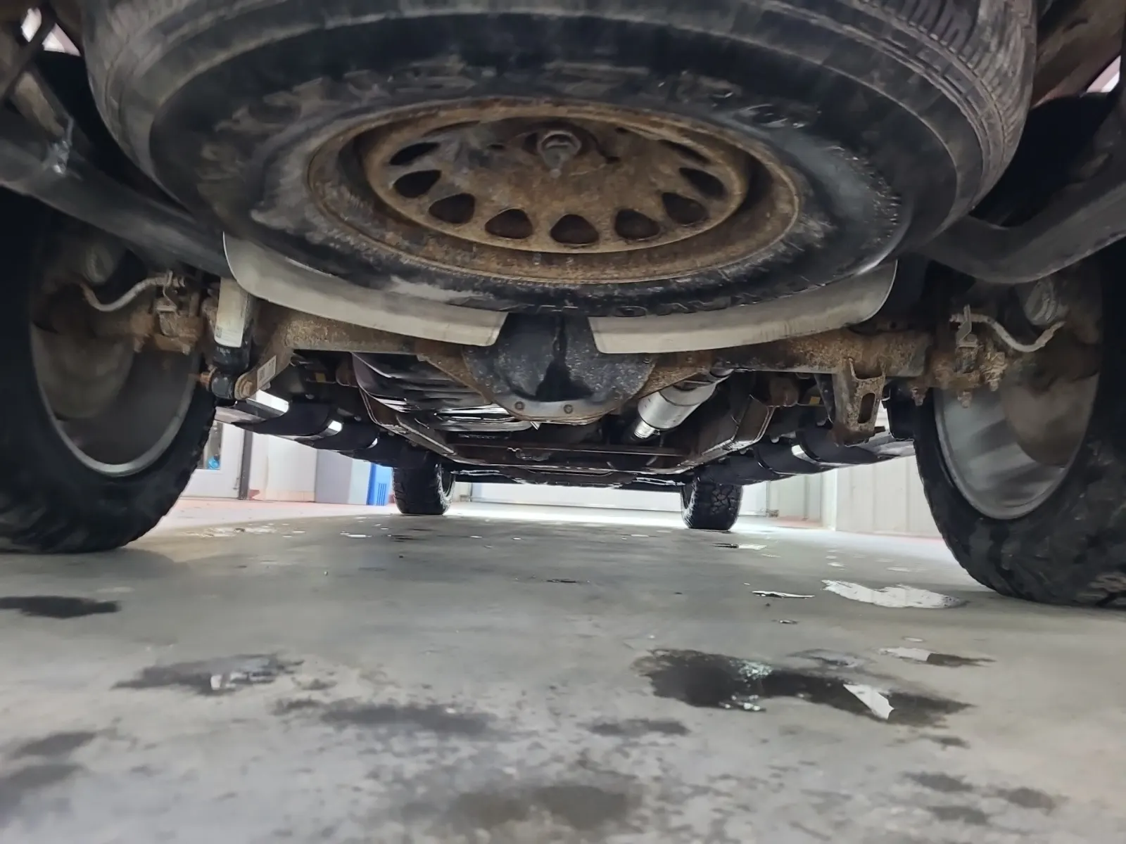 Undercarriage - Rear Photo