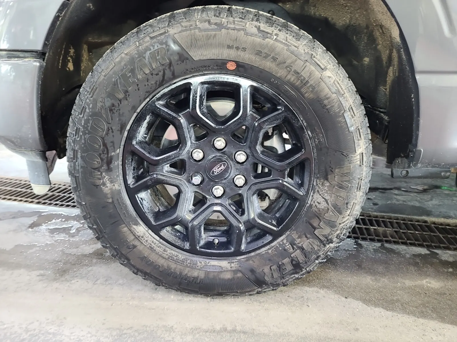 Front driver wheel/tire photo