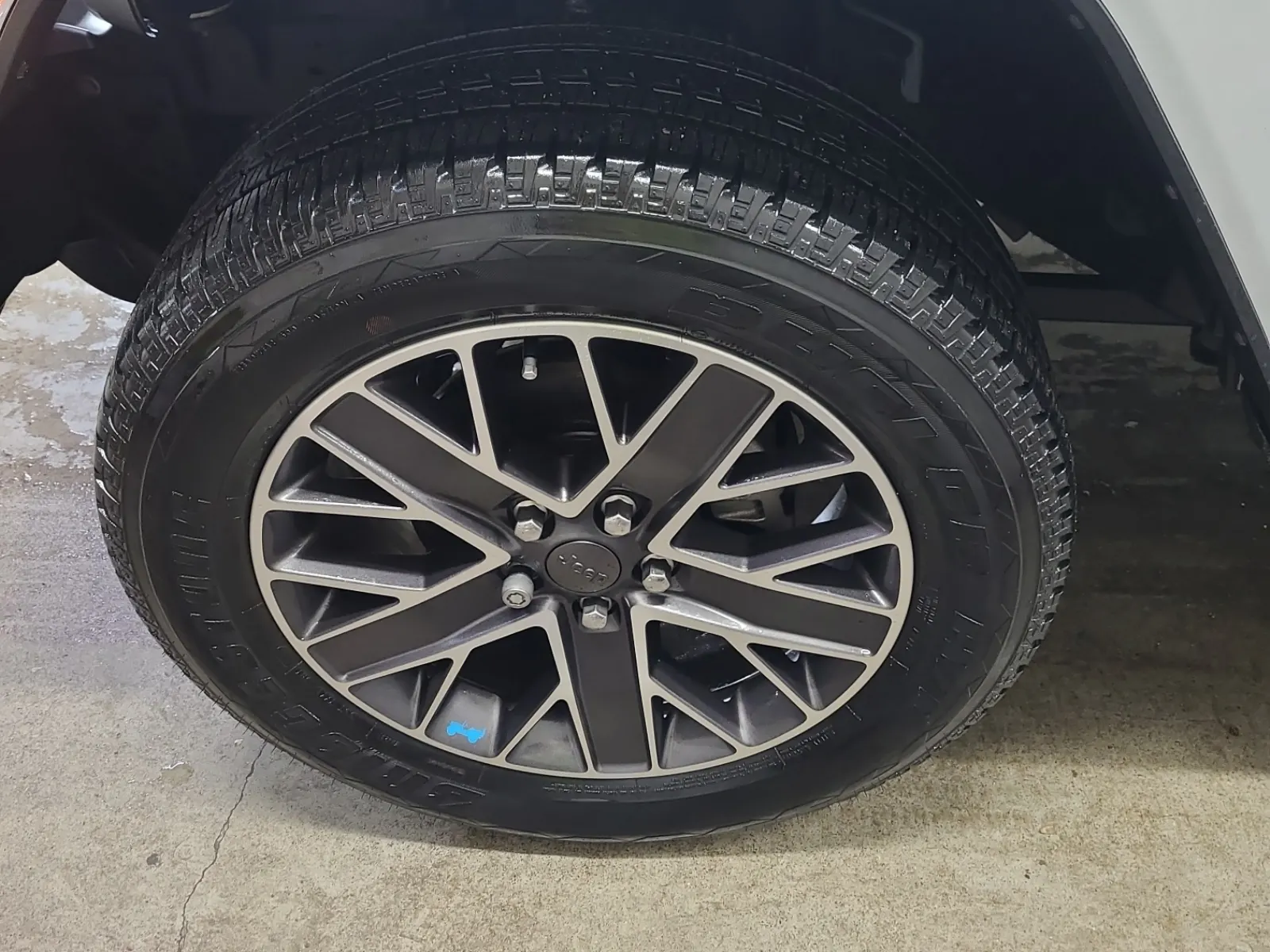 Front driver wheel/tire photo