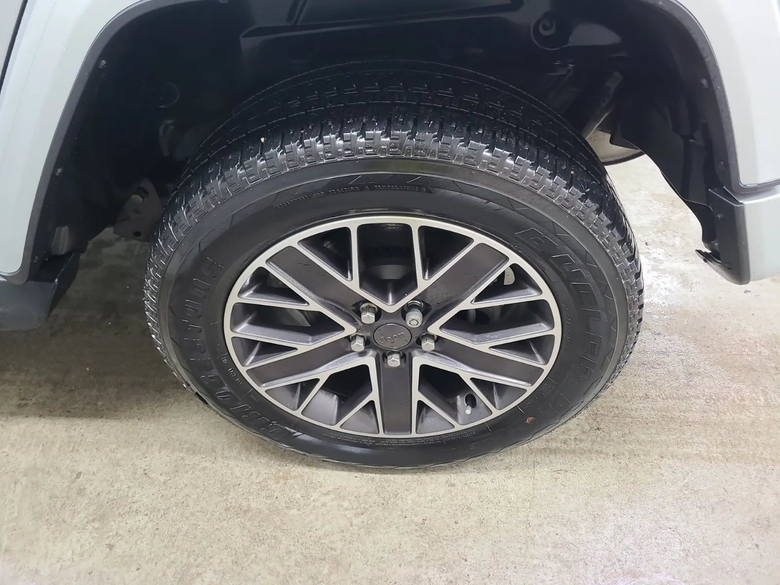 Left Rear Wheel/Tire Photo