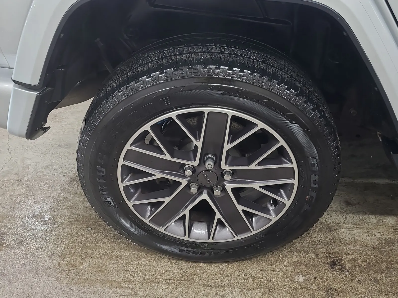 Right Rear Wheel/Tire Photo