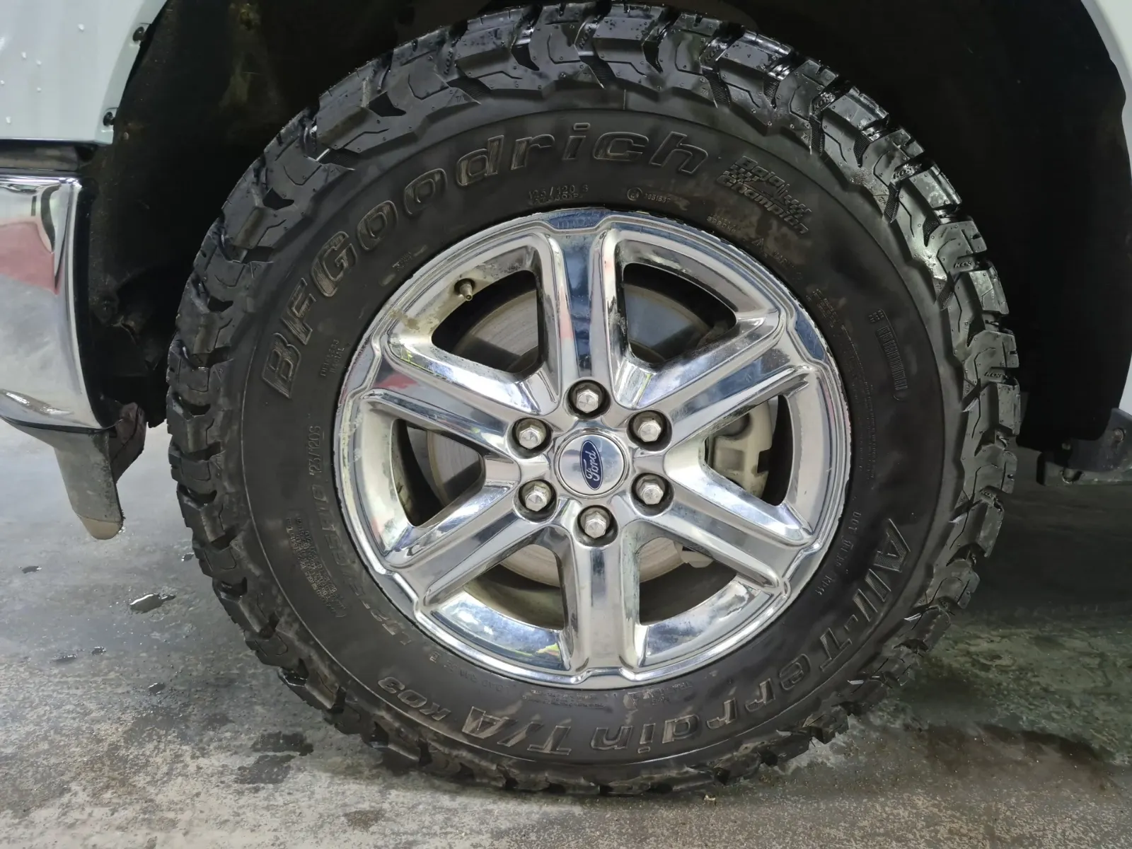 Front driver wheel/tire photo