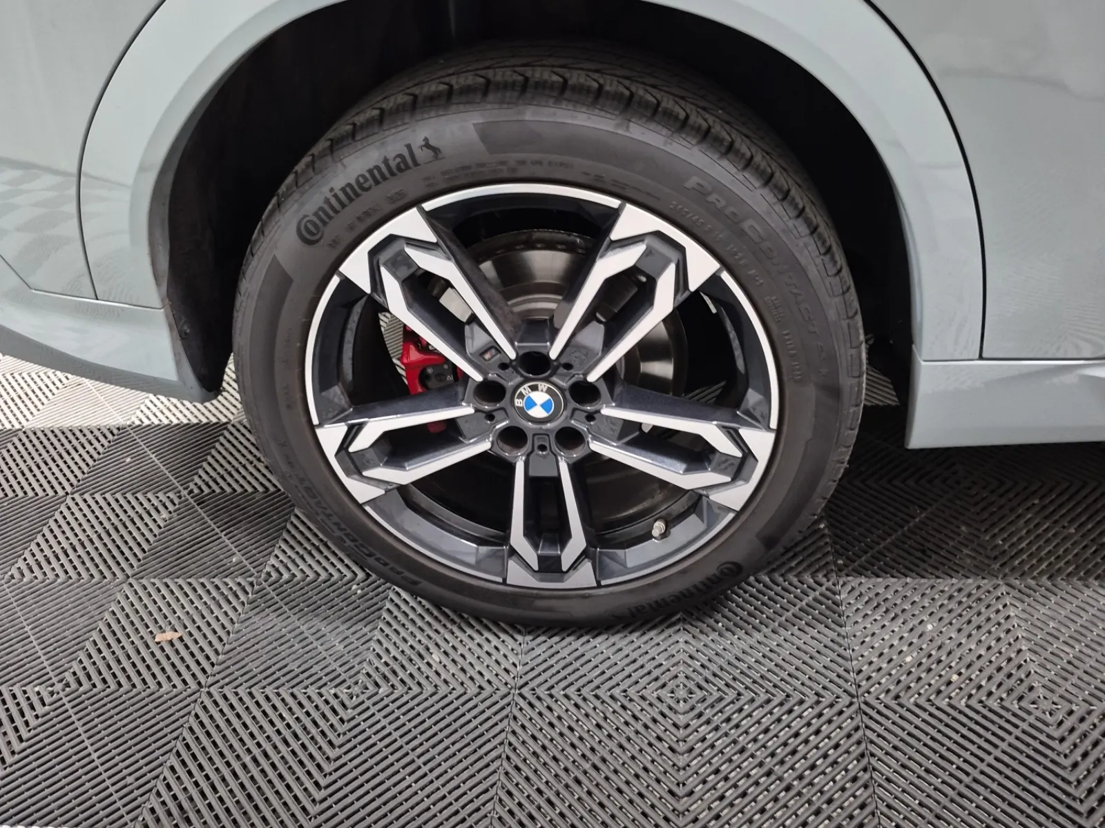 Right Rear Wheel/Tire Photo