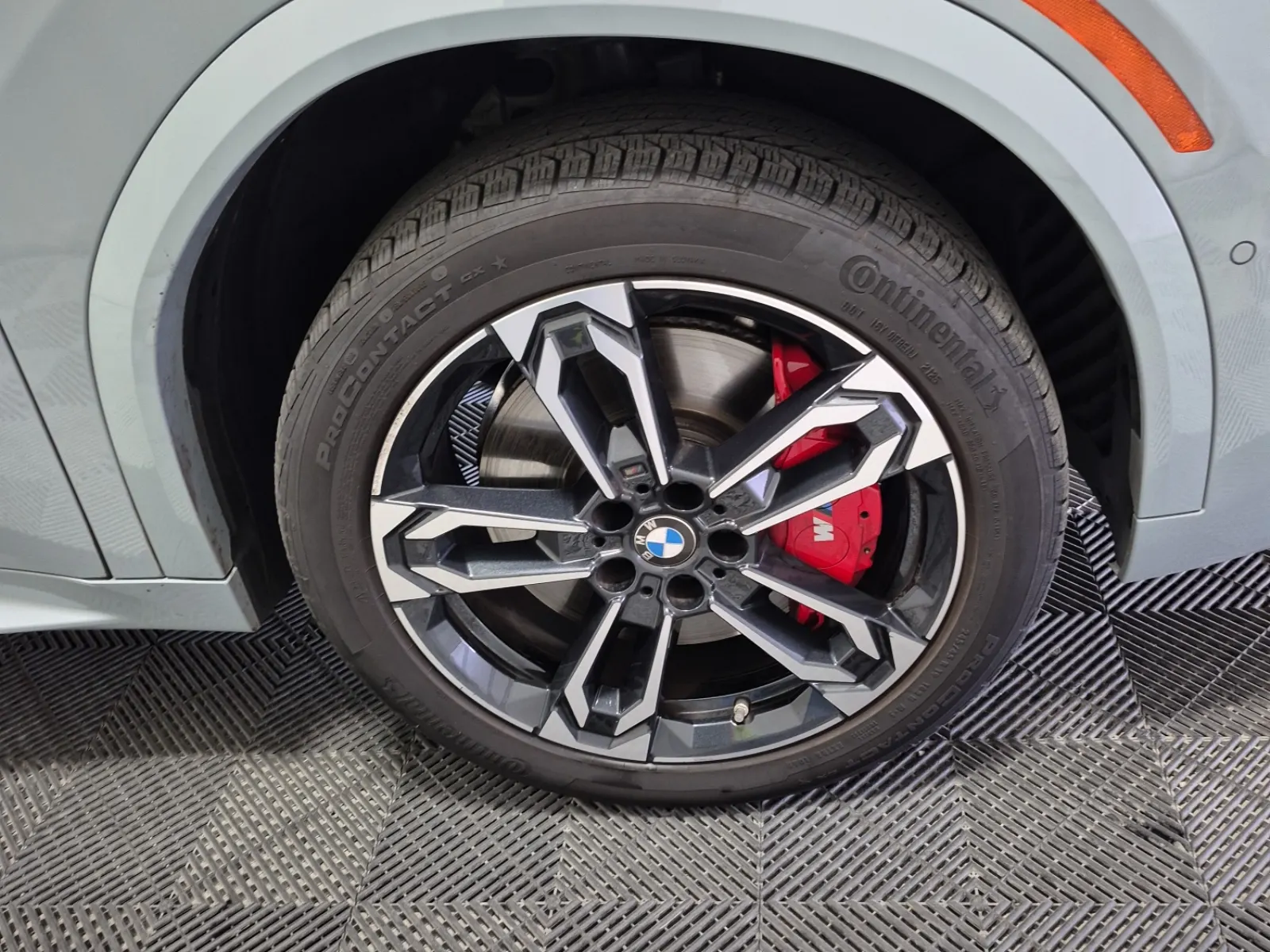 Right Front Wheel/Tire Photo