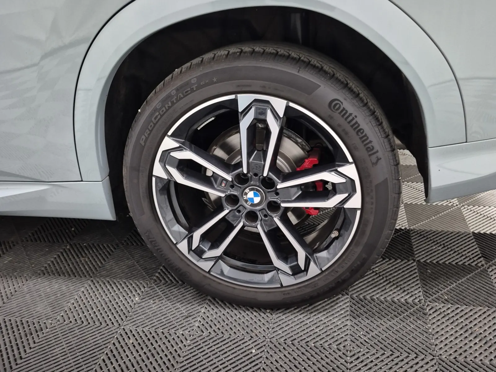 Left Rear Wheel/Tire Photo