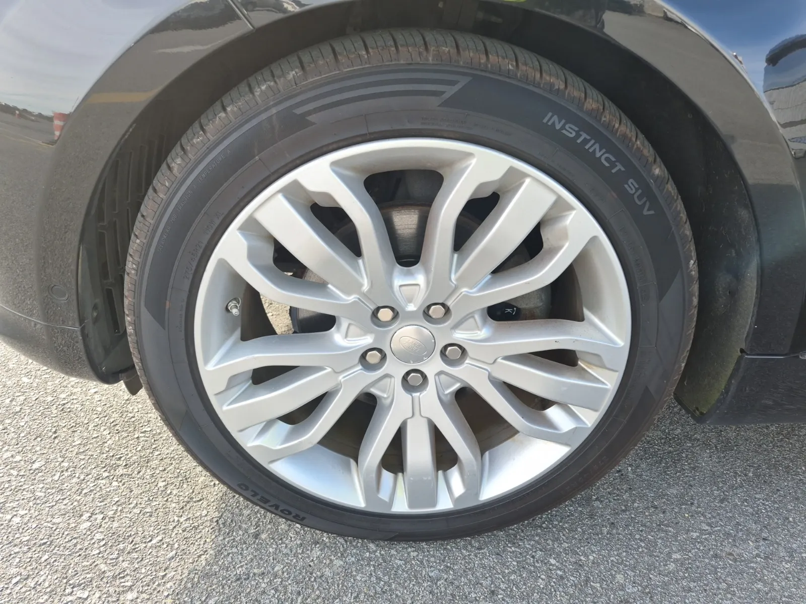 Front driver wheel/tire photo