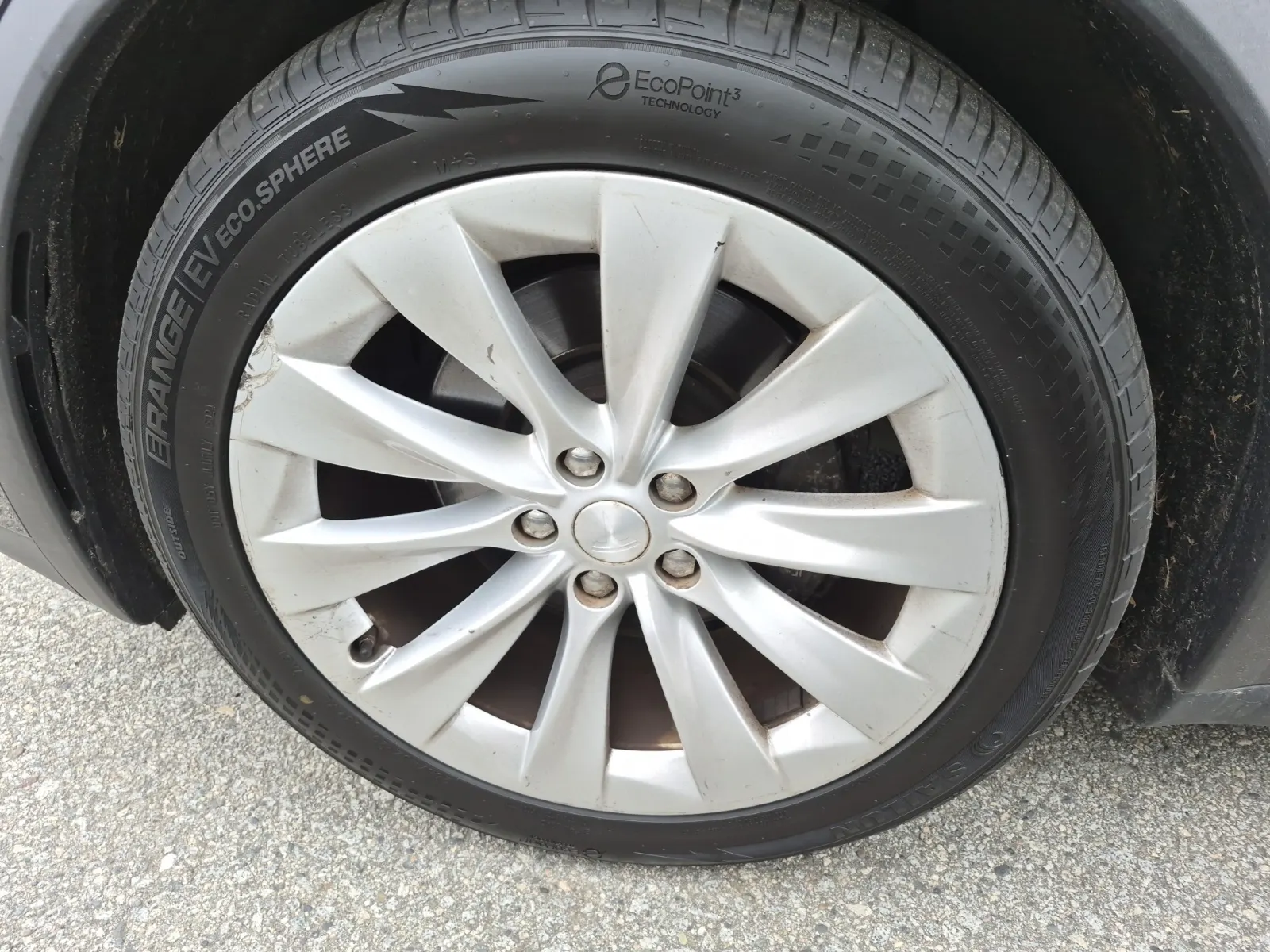 Front driver wheel/tire photo