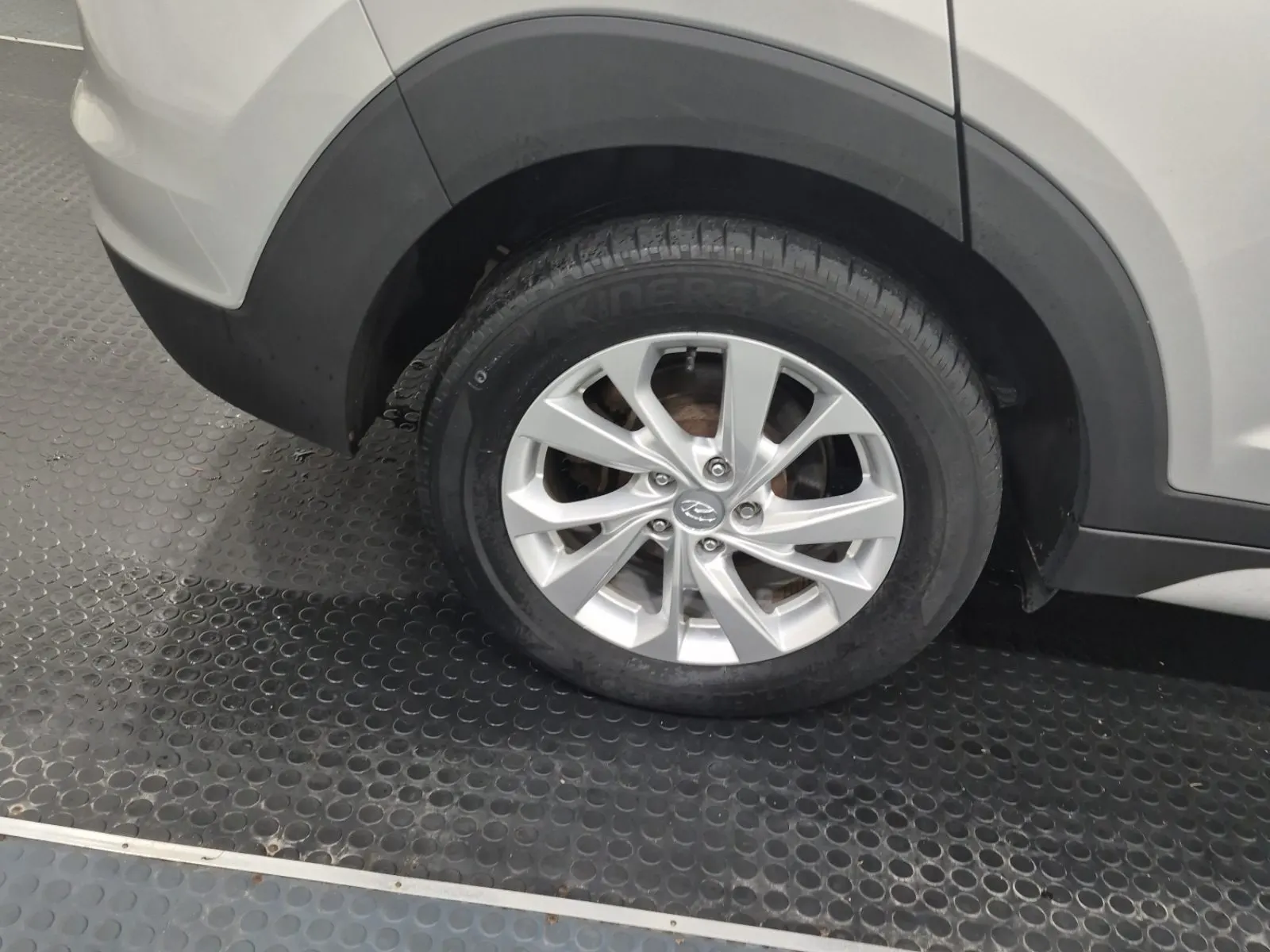 Right Rear Wheel/Tire Photo