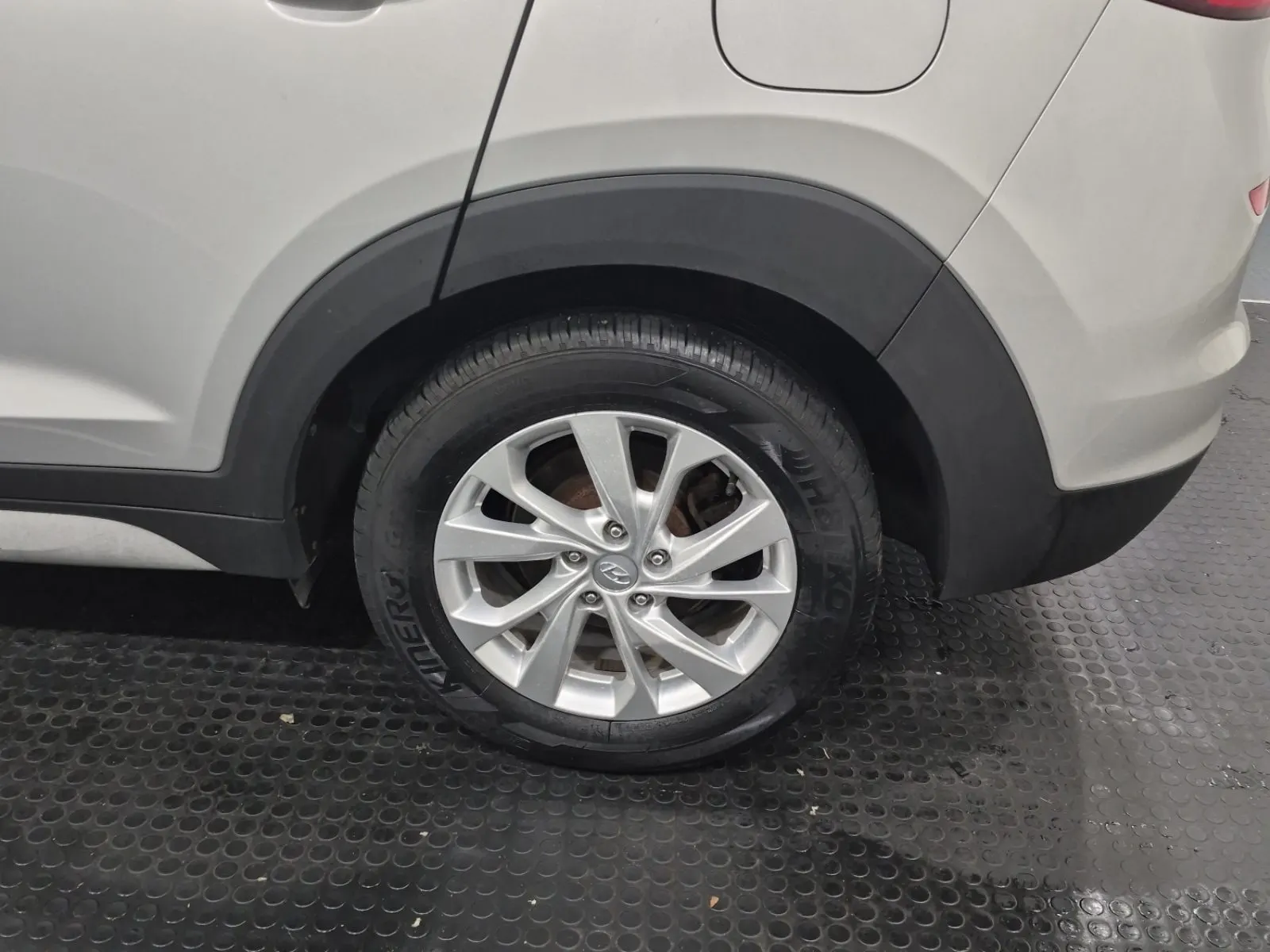 Left Rear Wheel/Tire Photo