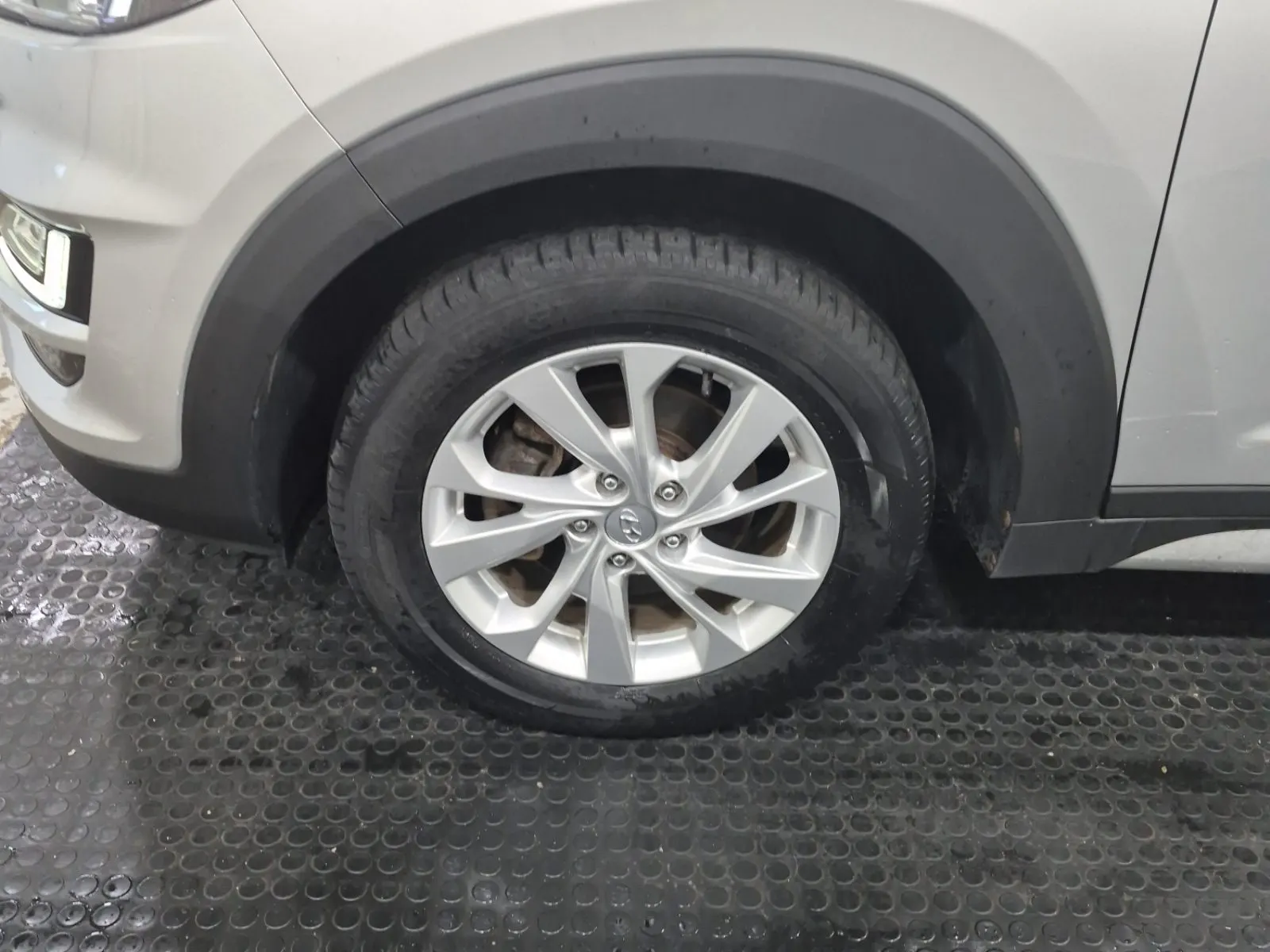 Front driver wheel/tire photo