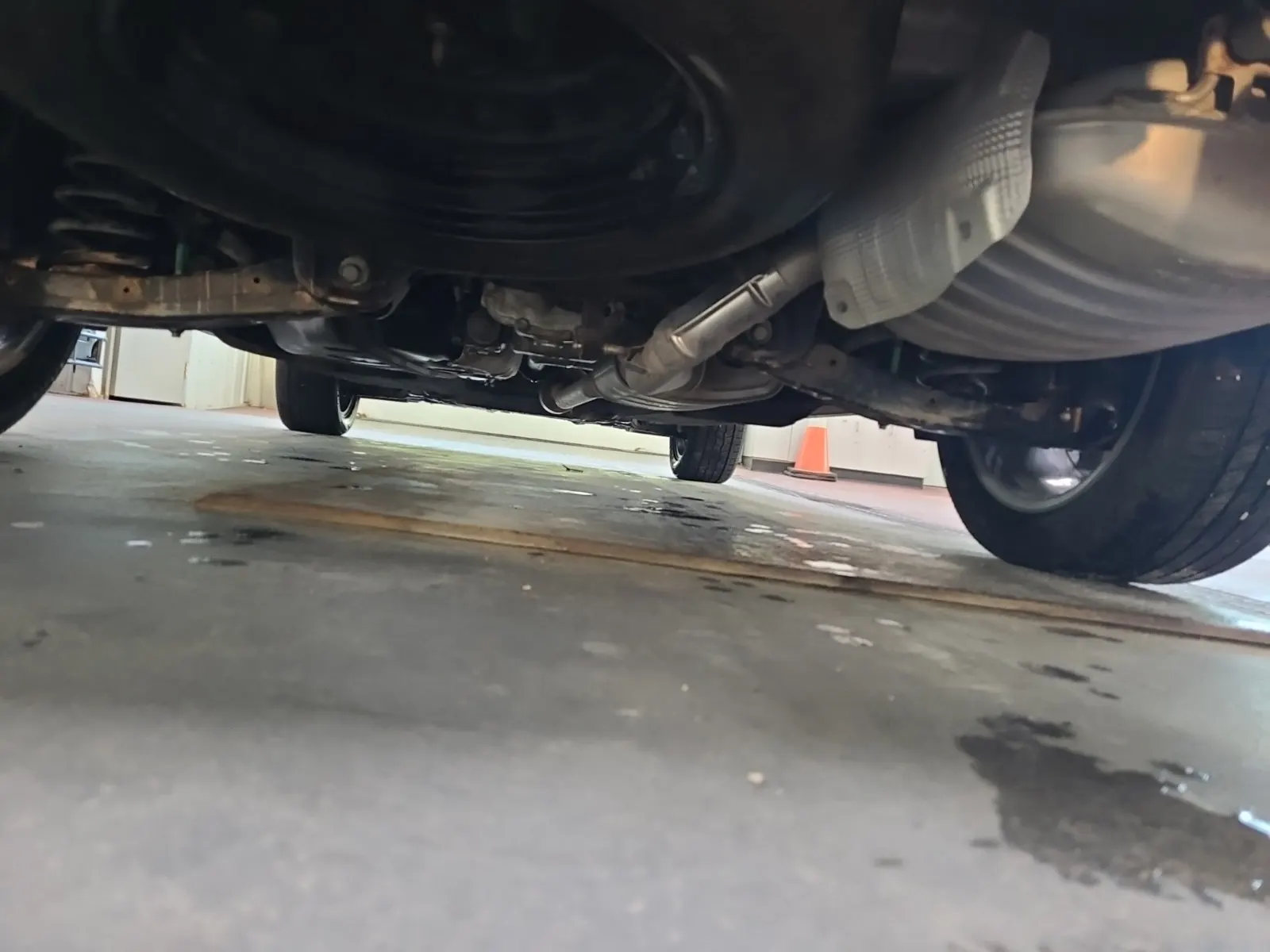Undercarriage - Rear Photo