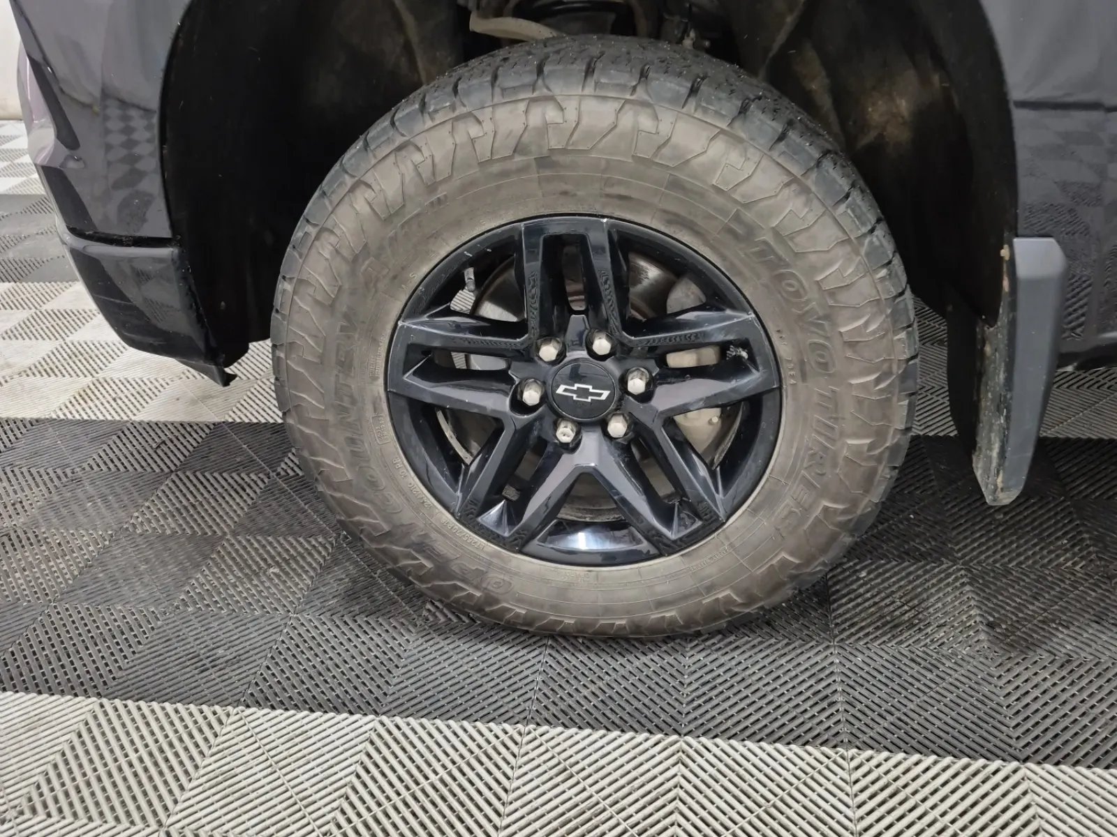 Front driver wheel/tire photo