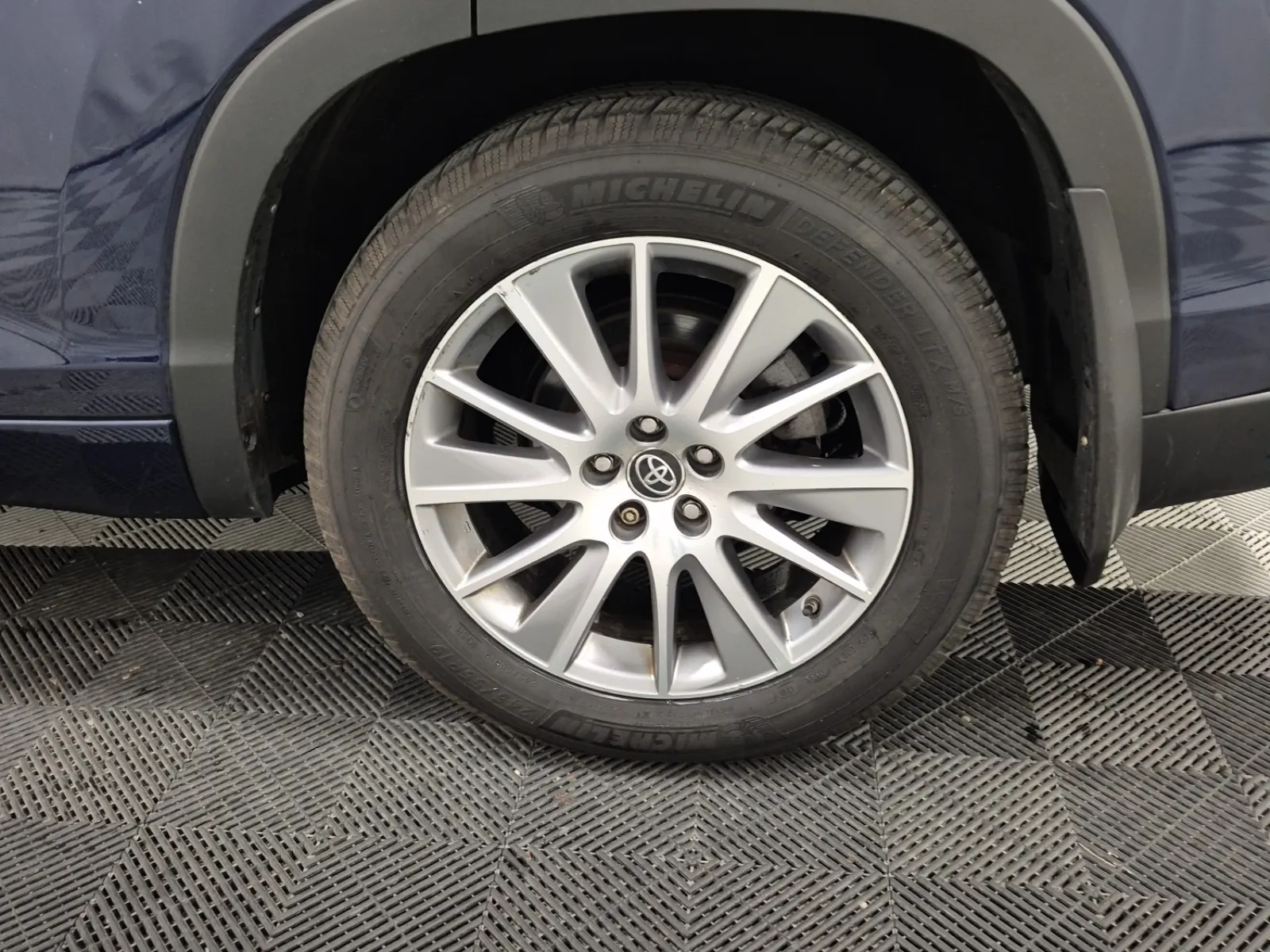 Left Rear Wheel/Tire Photo