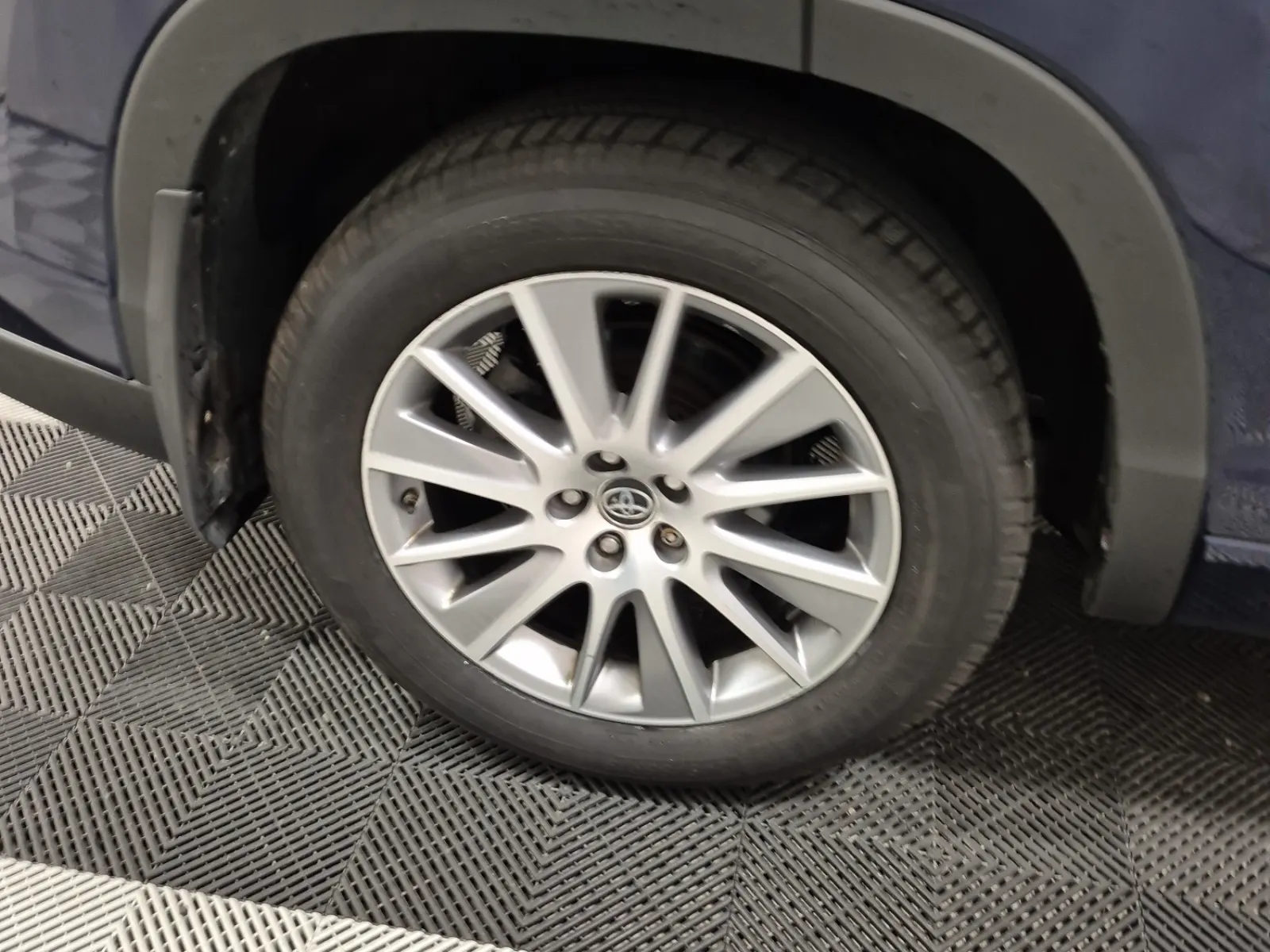 Right Rear Wheel/Tire Photo